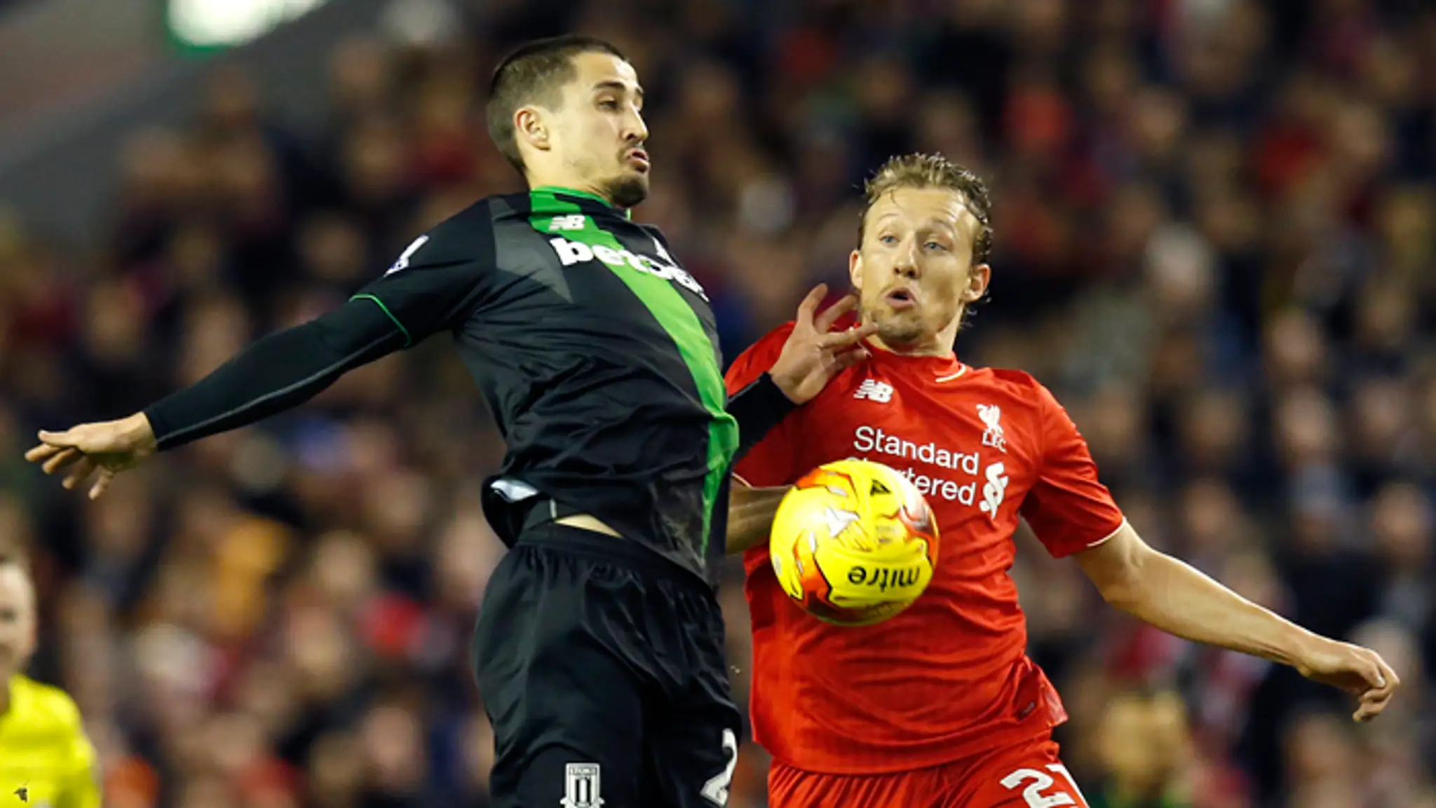 Futbalista Liverpoolu Lucas Leiva (vpravo) a hráč Stoke City Bojan Krkič na archívnej snímke.