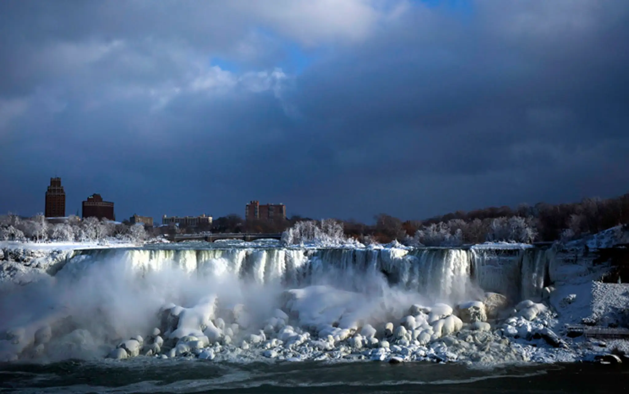 Zamrznuté Niagarské vodopády.