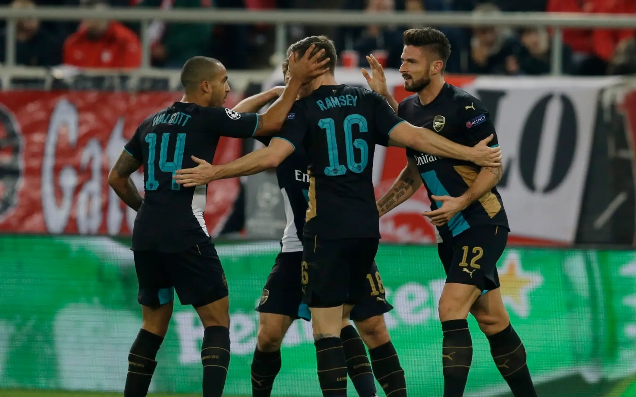 Hráči Arsenalu oslavujú gól v skupinovej fáze LM.