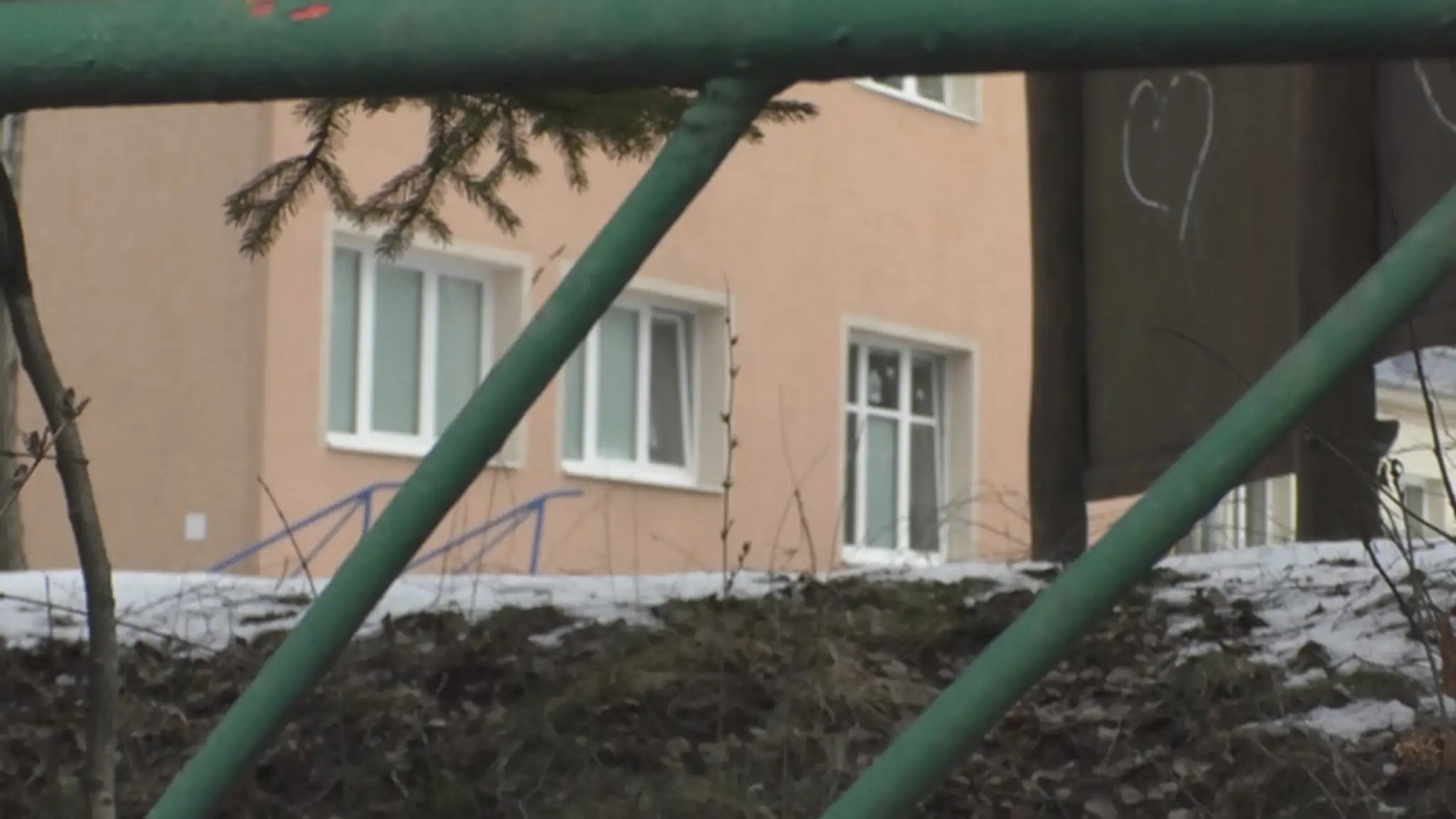 Detský domov, kde údajne vychovávateľ masíroval chovankynu na intímnych miestach.