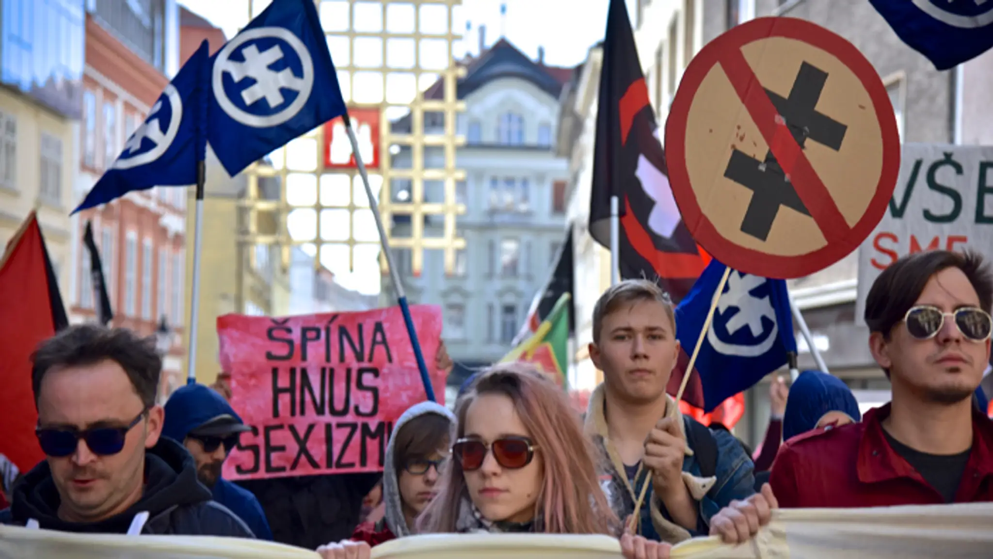 Účastníci pochodu proti fašizmu počas antifašistickej demonštrácie. 