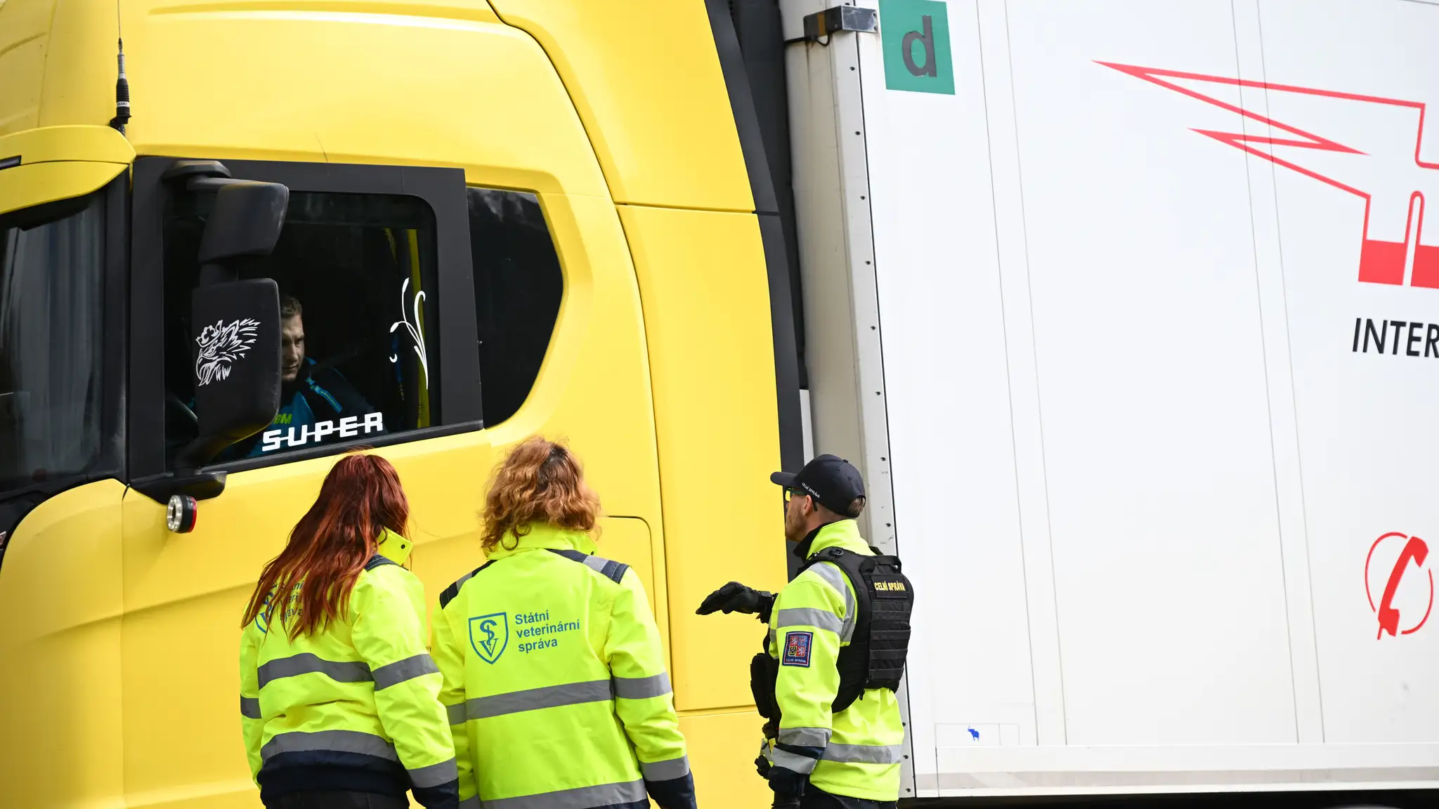 Policajti pre slintačku a krívačku zastavujú vozidlá na hraničných priechodoch