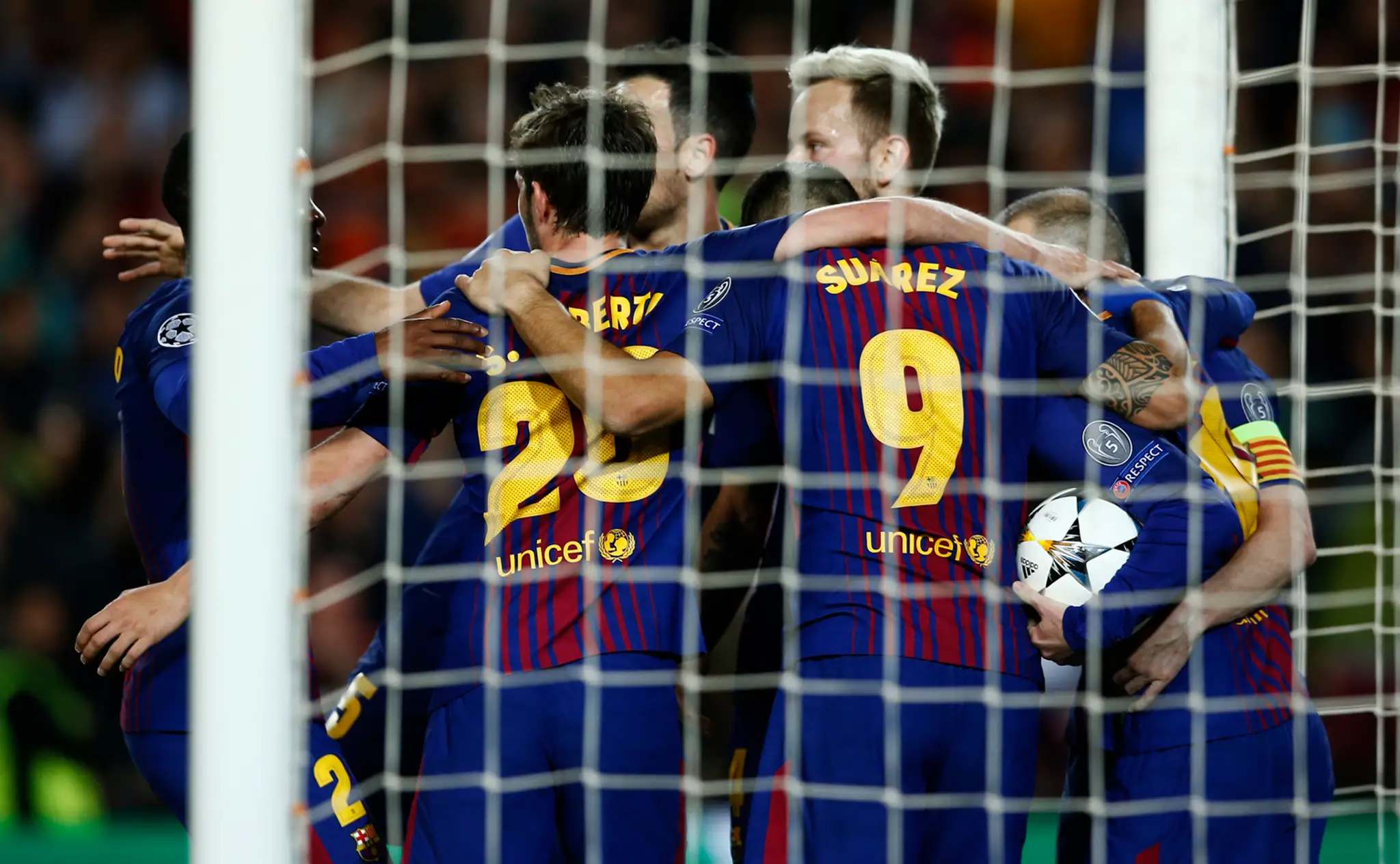 Hráči Barcelony sa tešia z gólu v prvom štvrťfinále Ligy majstrov proti AS Rím.