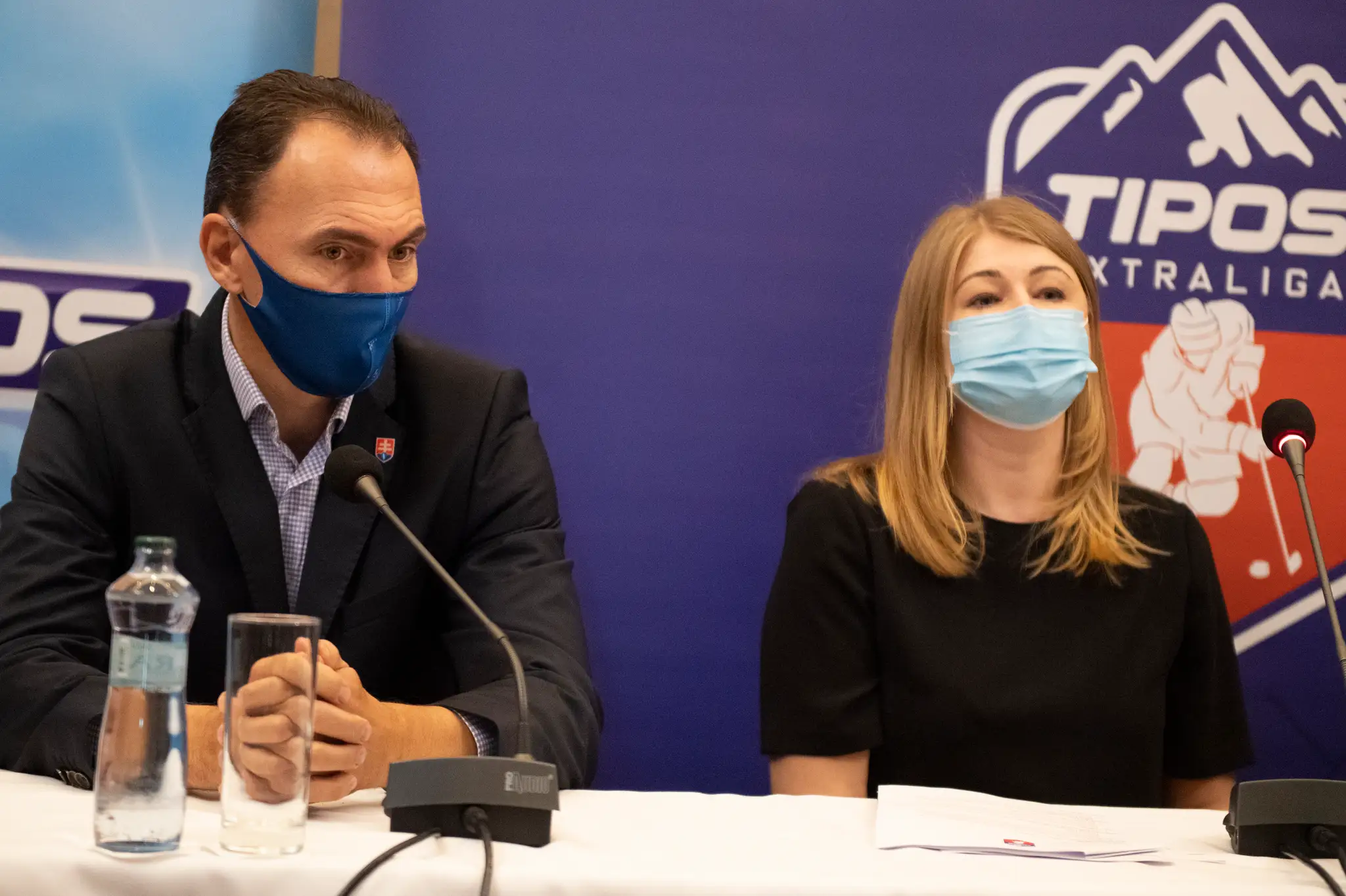 Prezident SZĽH Miroslav Šatan a  riaditeľka Anete Büdiová počas žrebu prvého kola.