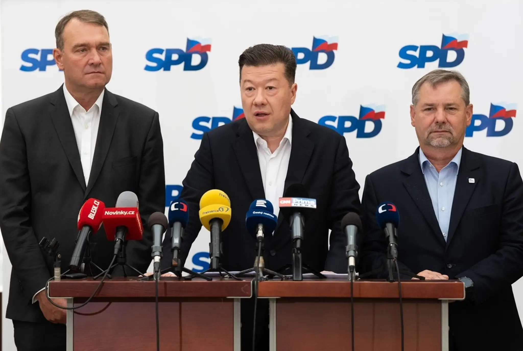 Vedenie strany SPD na tlačovej konferencii.