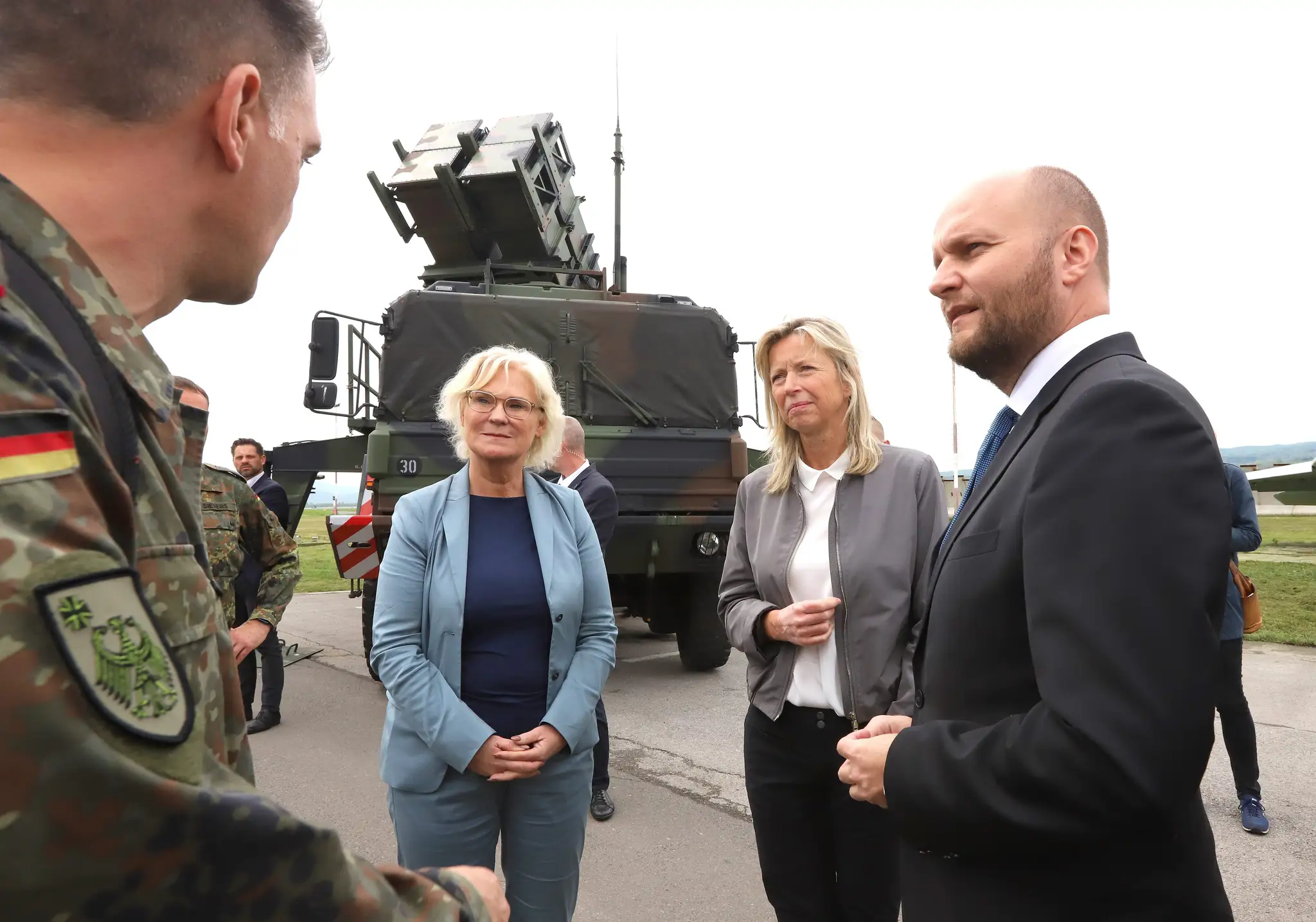 Jaroslav Naď s ministerkami obrany Holandsa a Nemecka Kajsou Ollongrenovou aChristine Lambrechtovou.