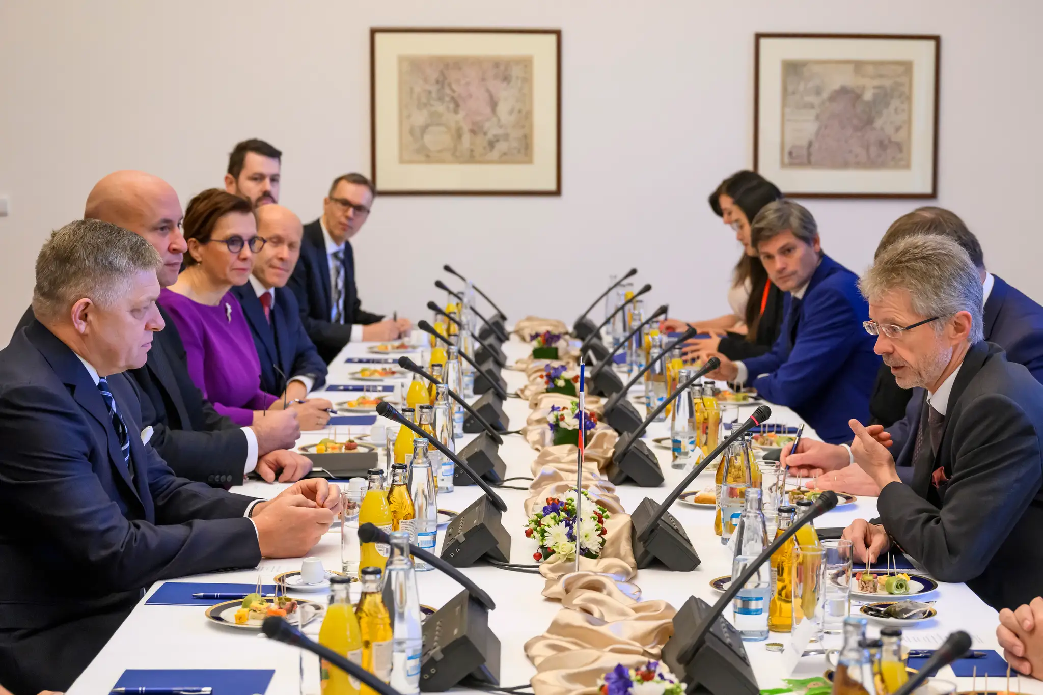 Na snímke vľavo Robert Fico počas stretnutia s predsedom Senátu českého parlamentu Milošom Vystrčilom (vpravo) v Prahe.