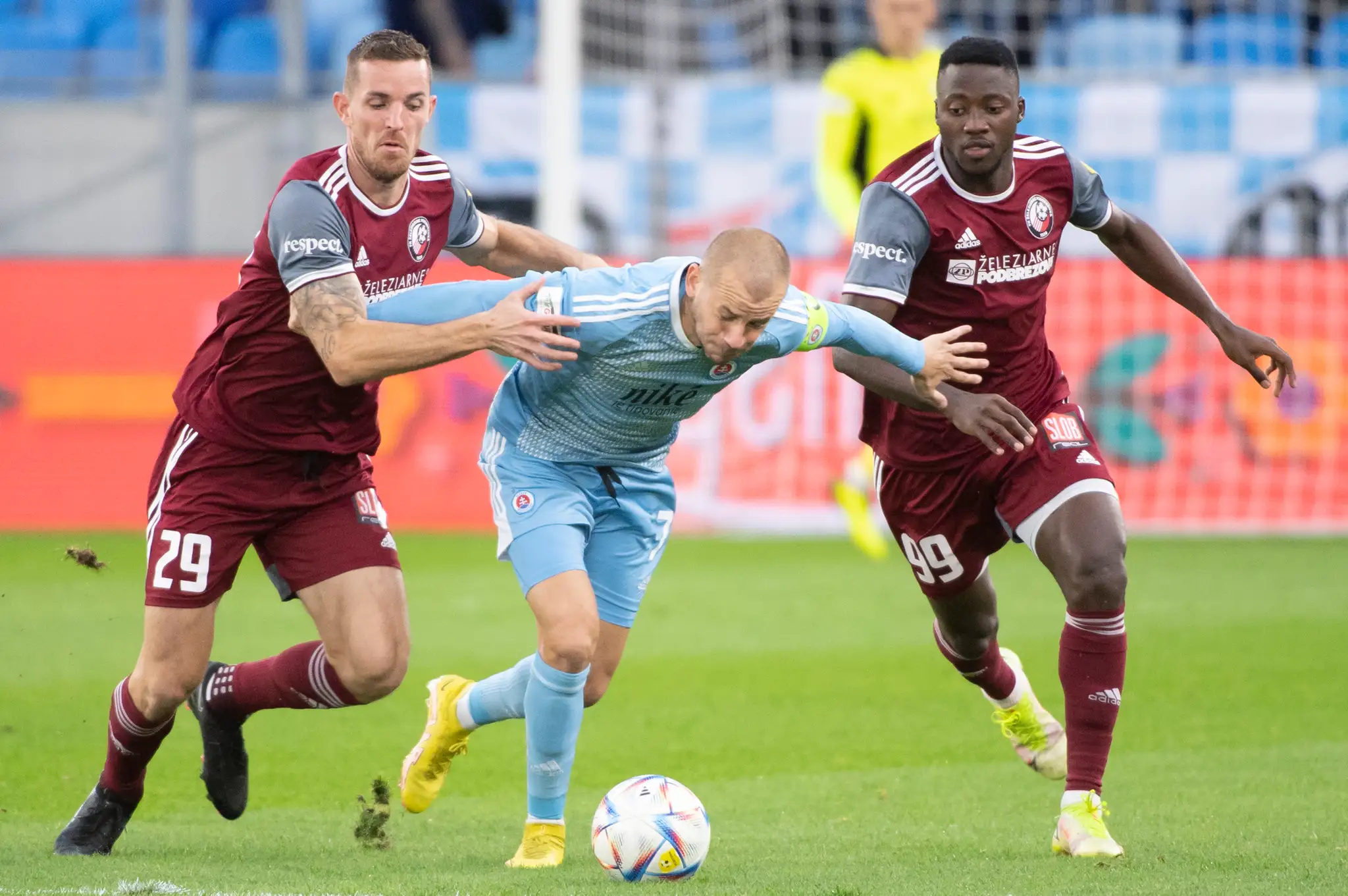 Na snímke uprostred Vladimír Weiss ml. (Slovan), vľavo Boris Godál a vpravo Moses David (obaja Podbrezová)