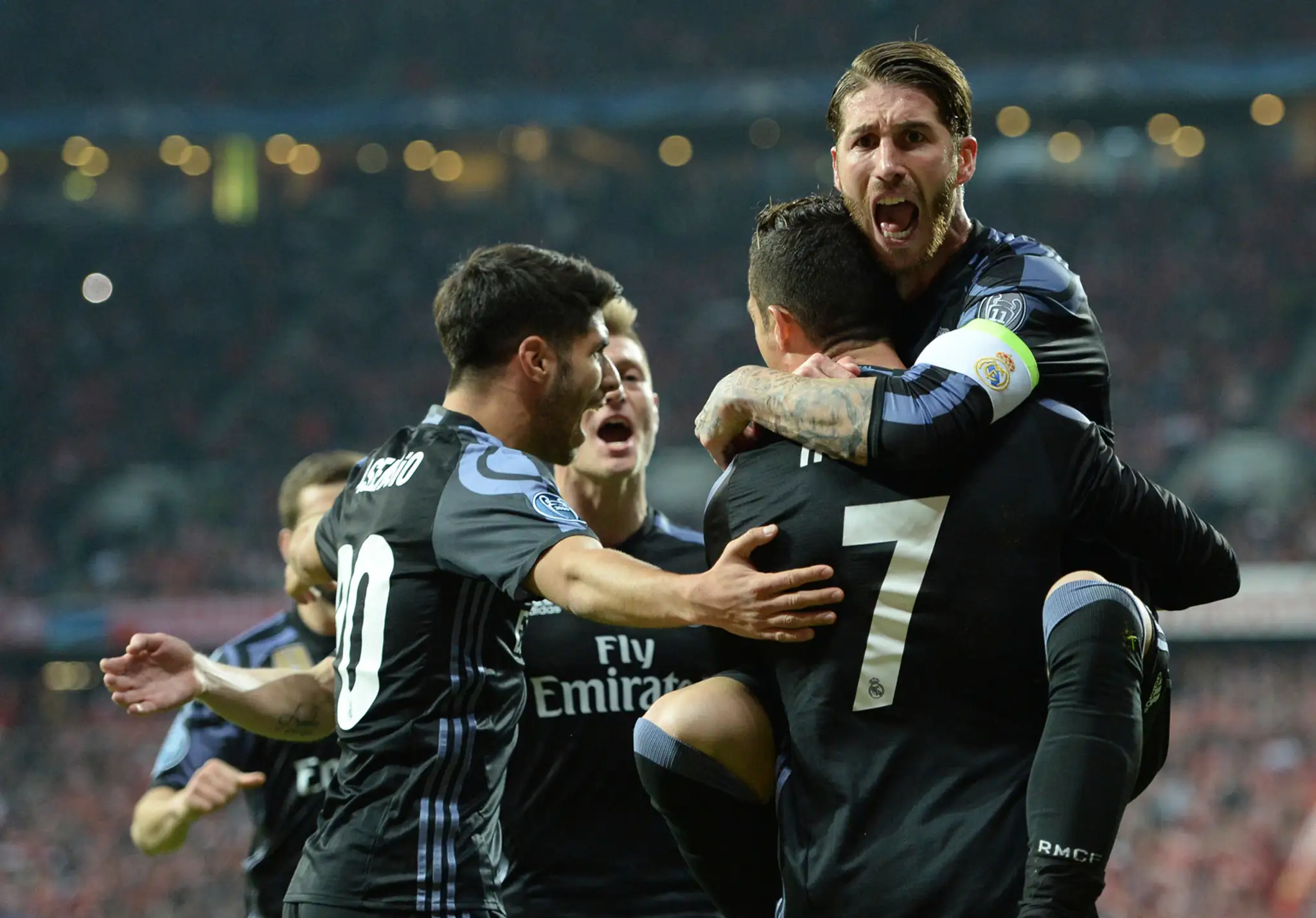 Radosť hráčov Realu Madrid po góle v sieti Bayernu vo štvrťfinále LM.