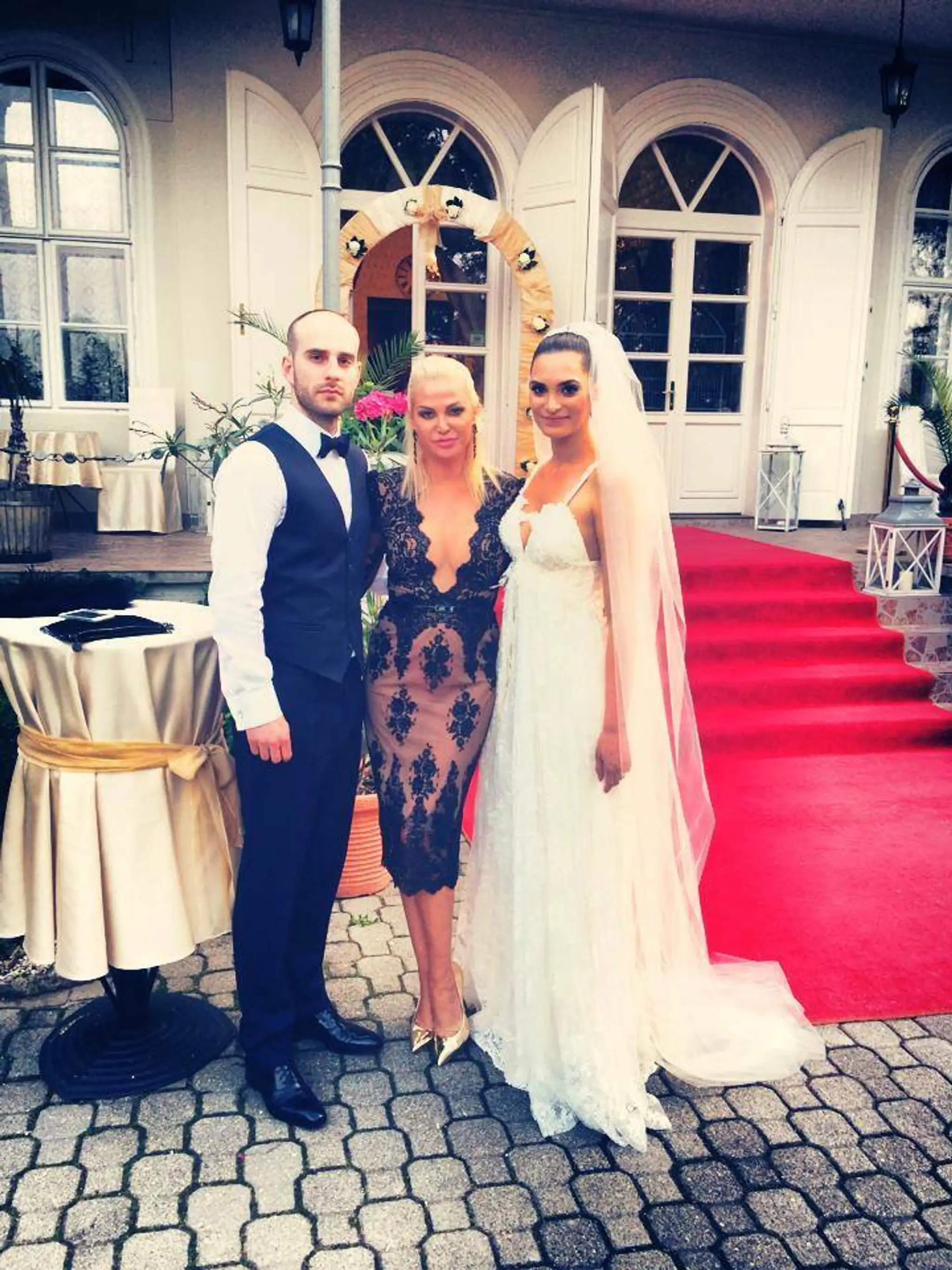 Miss Slovensko 2007 Veronika Husárová sa vydala. Na snímke s kamarátkou Alenou Pallovou.