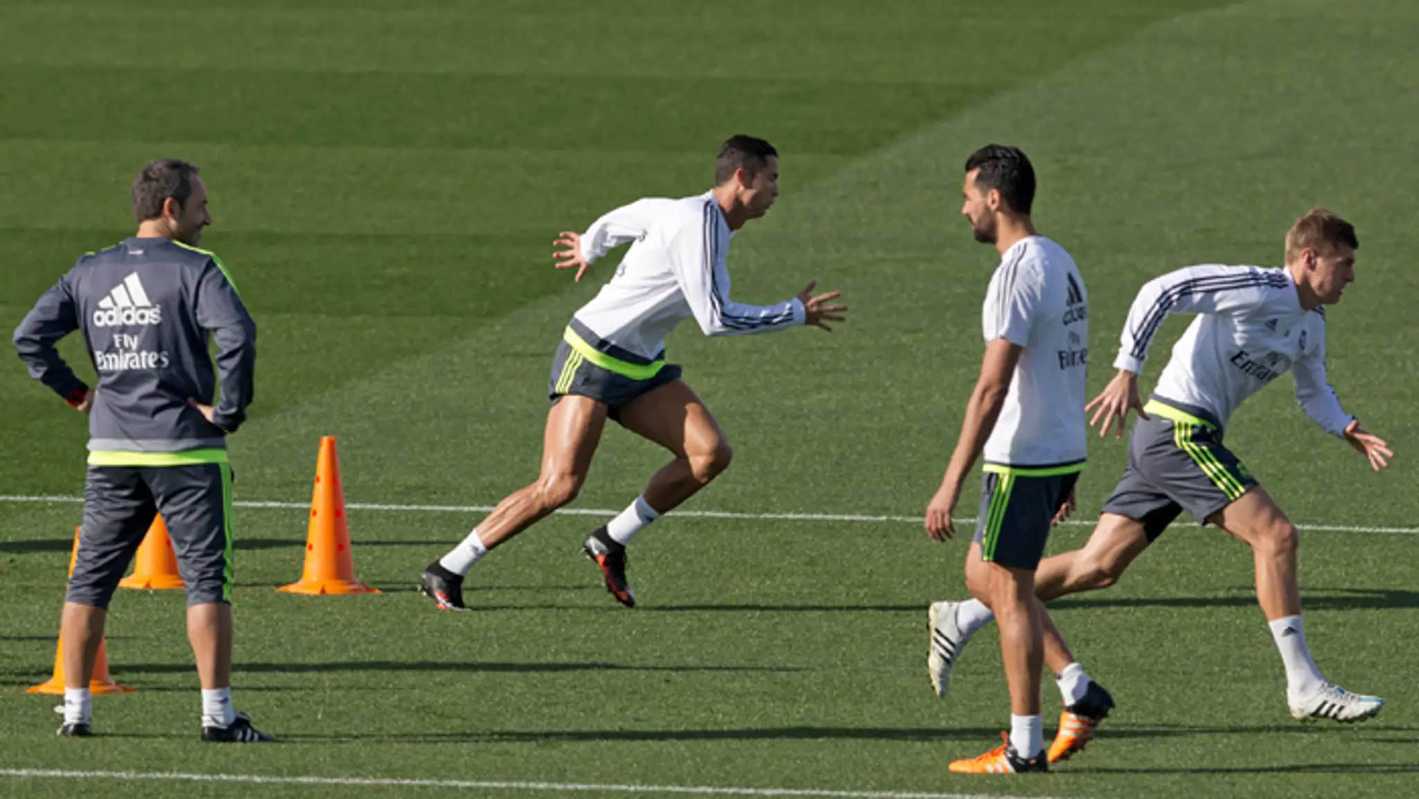 Futbalista Realu Madrid Cristiano Ronaldo (druhý zľava) počas tréningu v Madride pred  El Clasico.