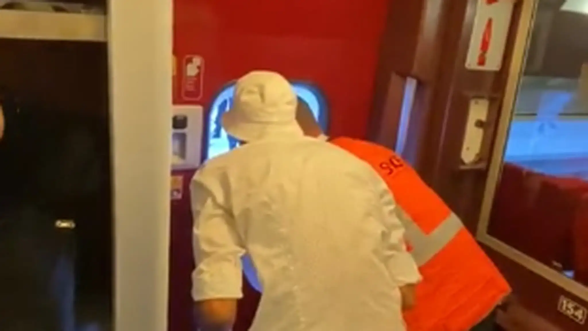 Zúfalí cestujúci rozbíjali okná vo vlaku.