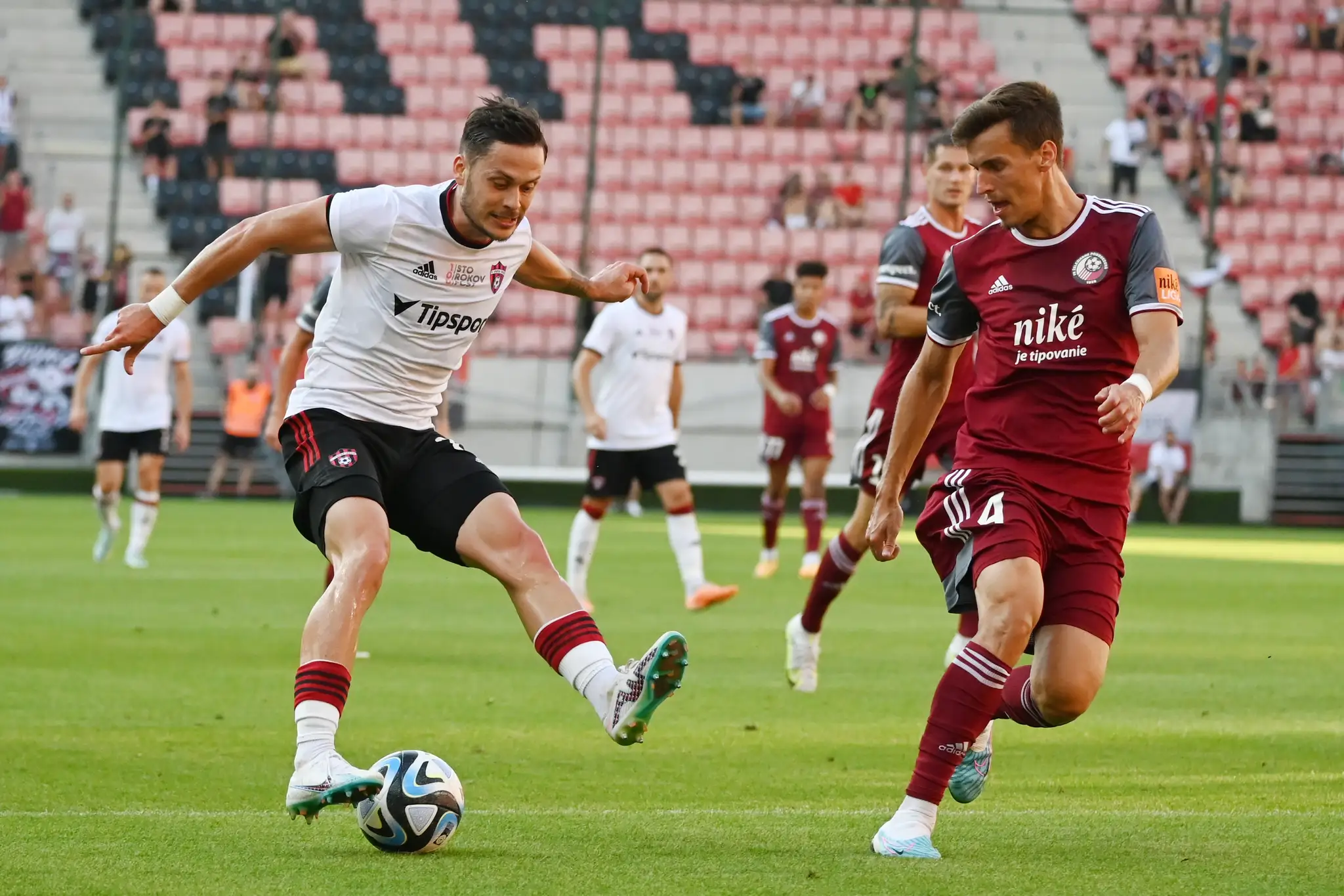Vľavo hráč Trnavy Martin Bukata a hráč Podbrezovej Matej Oravec počas zápasu 4. kola Niké ligy.