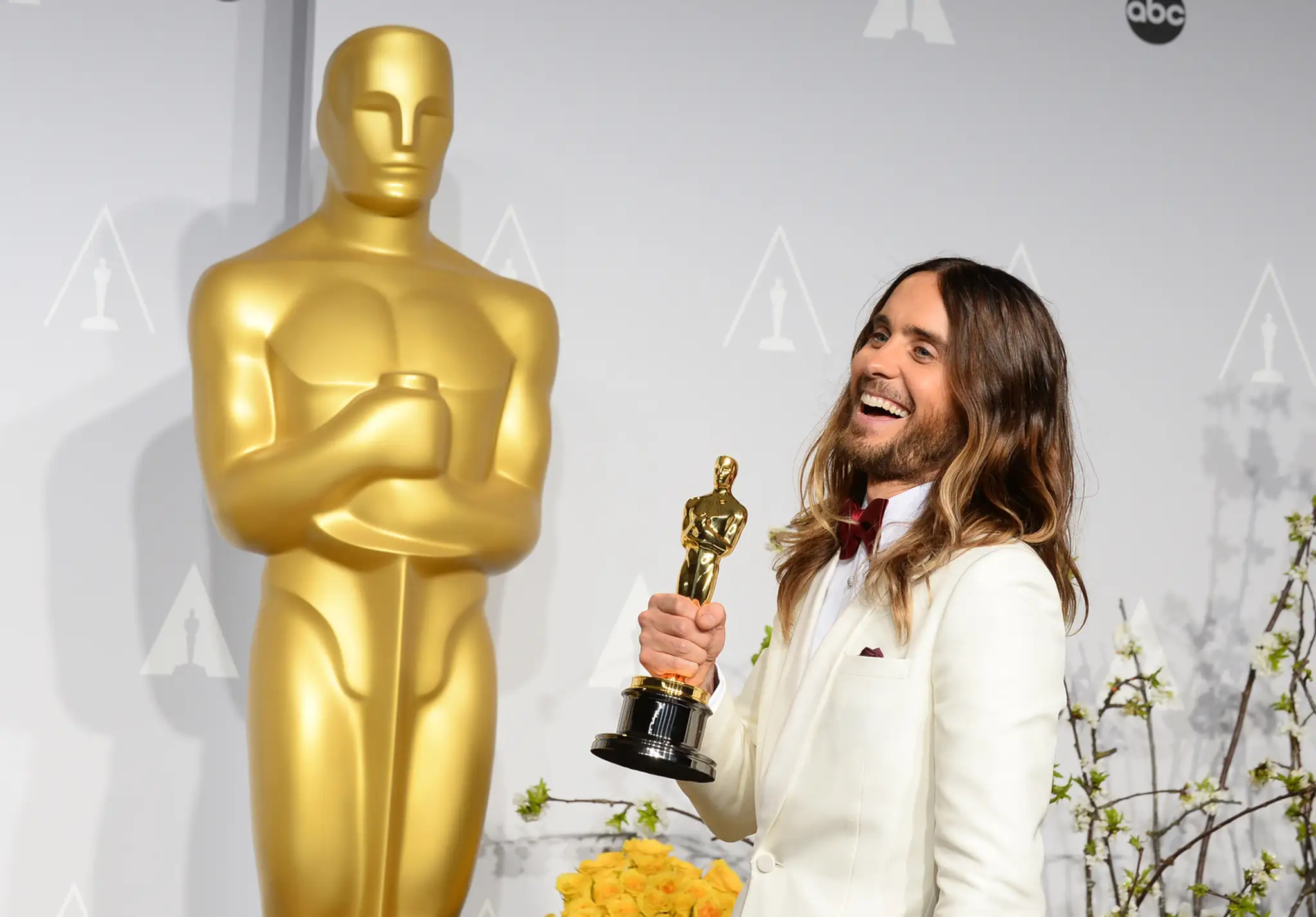 Jared Leto s Oscarom za vedľajšiu úlohou vo filme Klub poslednej nádeje.