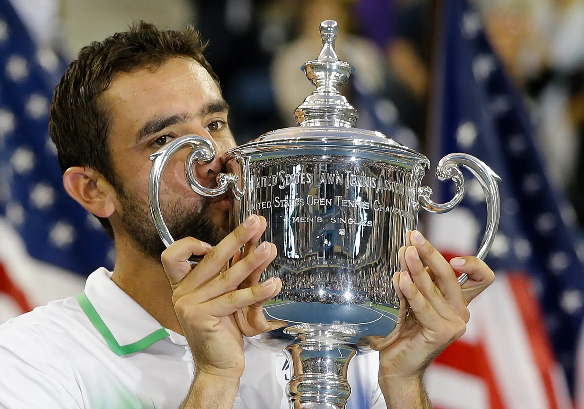Chorvátsky tenista Marin Čilič bozkáva víťaznú trofej po víťazstve nad Japoncom Keiom Nišikorim vo finále US Open.