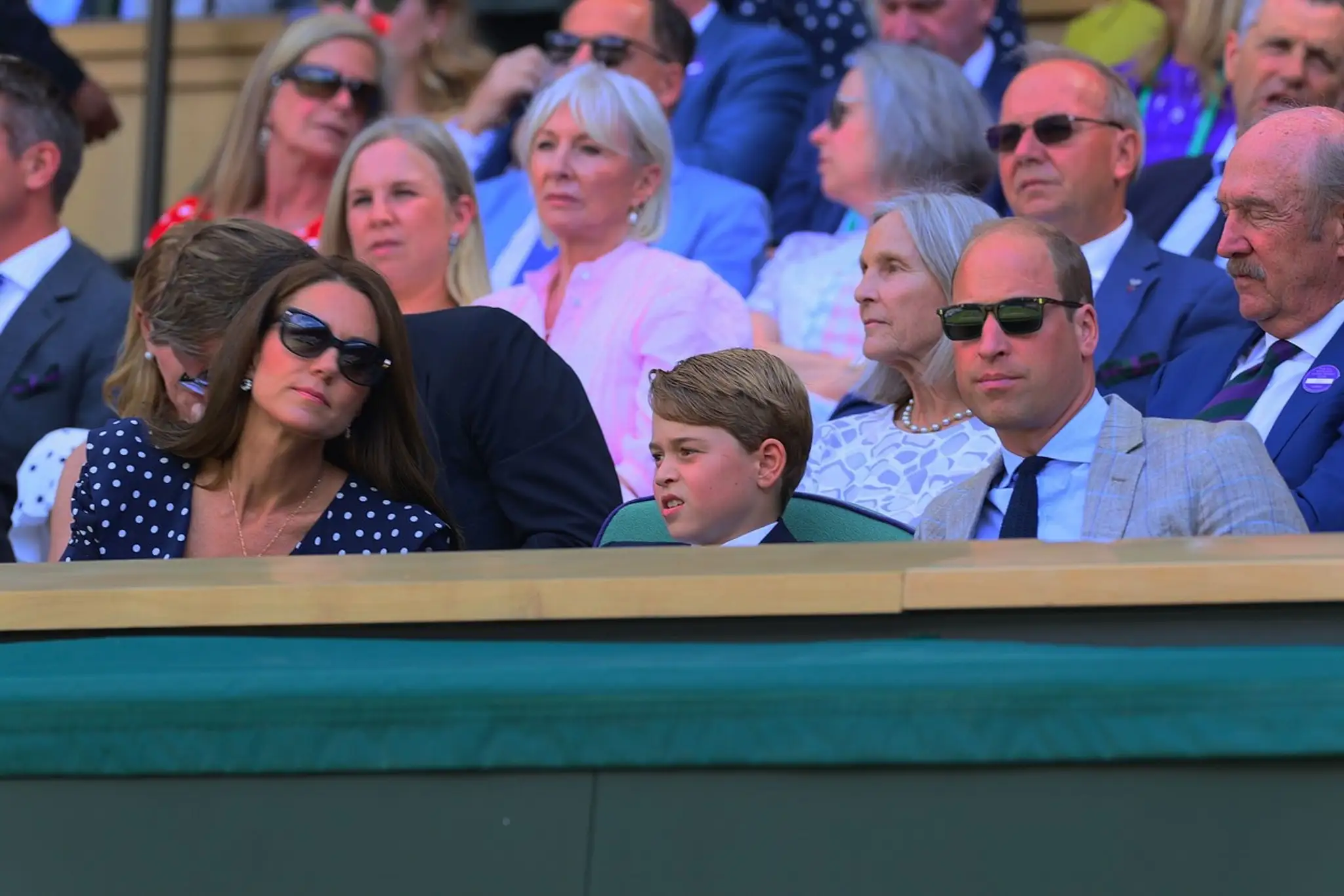 William, Kate a princ George v hľadisku počas Wimbledonu.