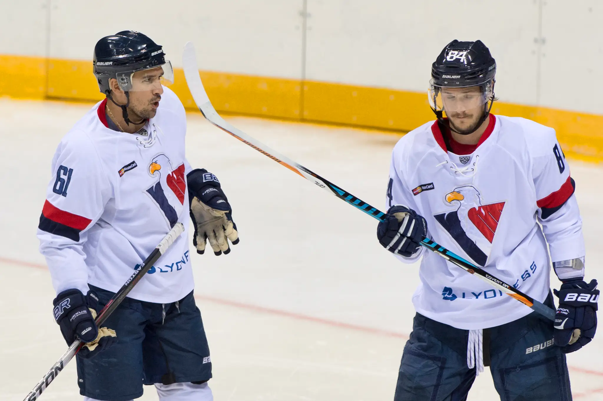 Tomáš Kundrátek (vpravo) a jeho spoluhráč Jonathan Cheechoo.