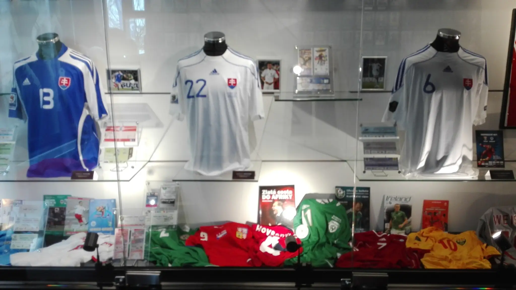 Futbalové artefakty z modernej éry.