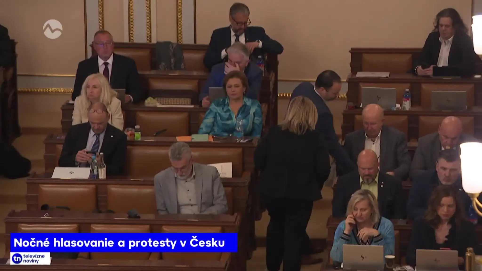 2026-10-24-TN-14-Nocne-hlasovanie-a-protesty-v-cesku