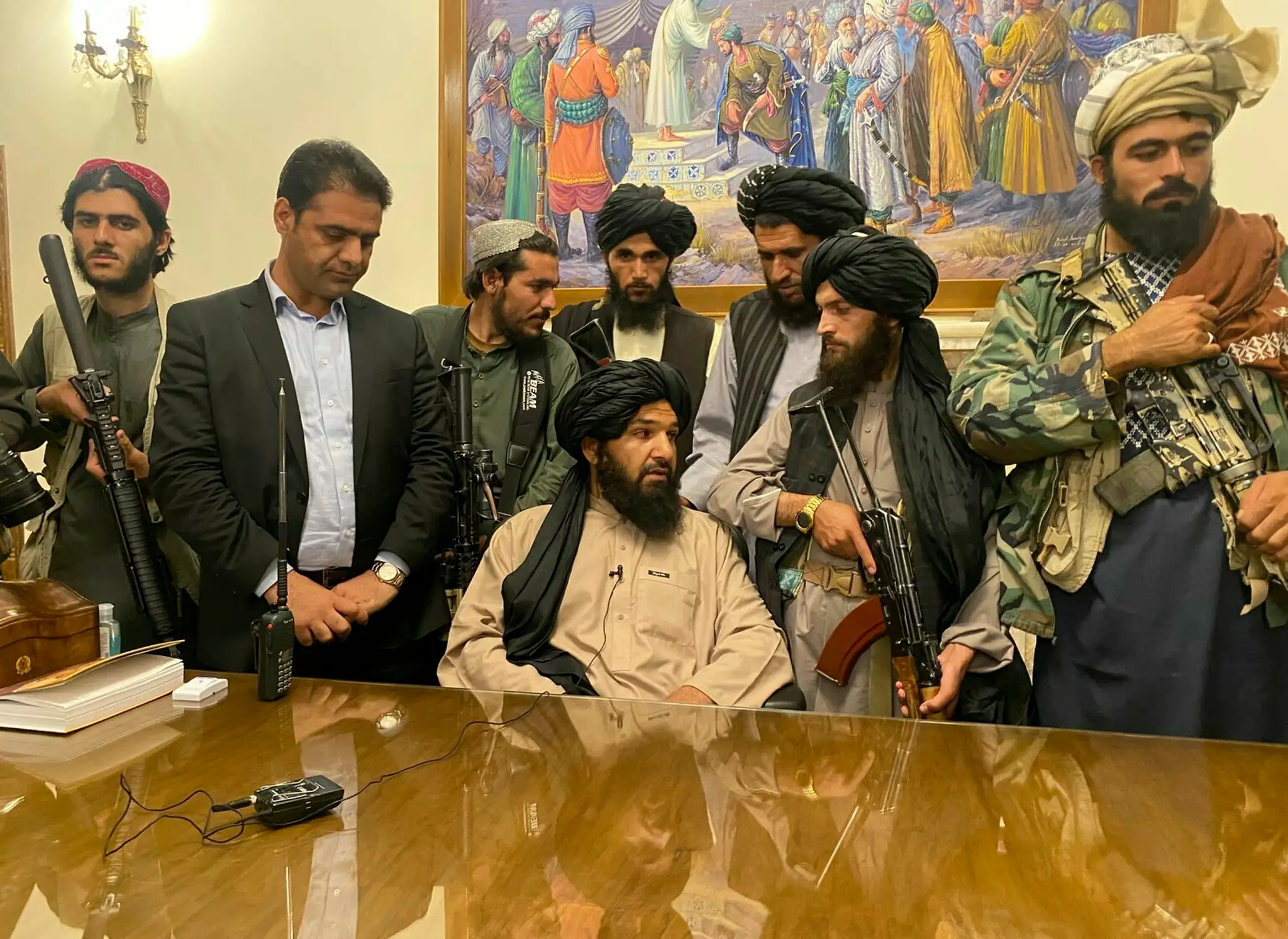 Taliban ohlásil víťazstvo z prezidentského paláca v Kábule