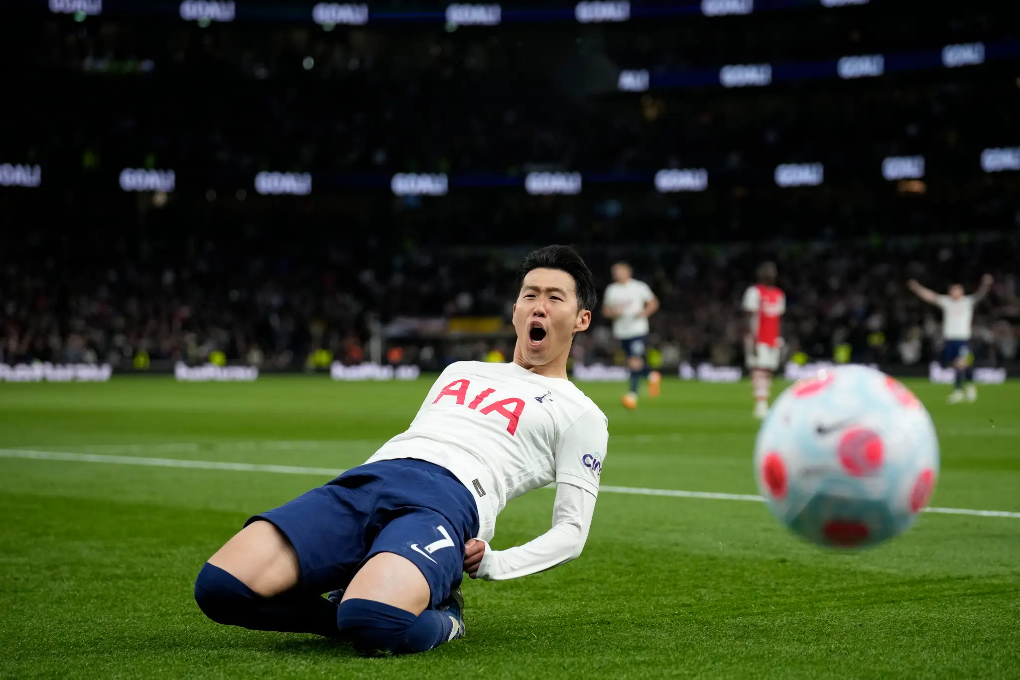 Futbalista Tottenhamu Son Heung-min sa teší po strelení gólu