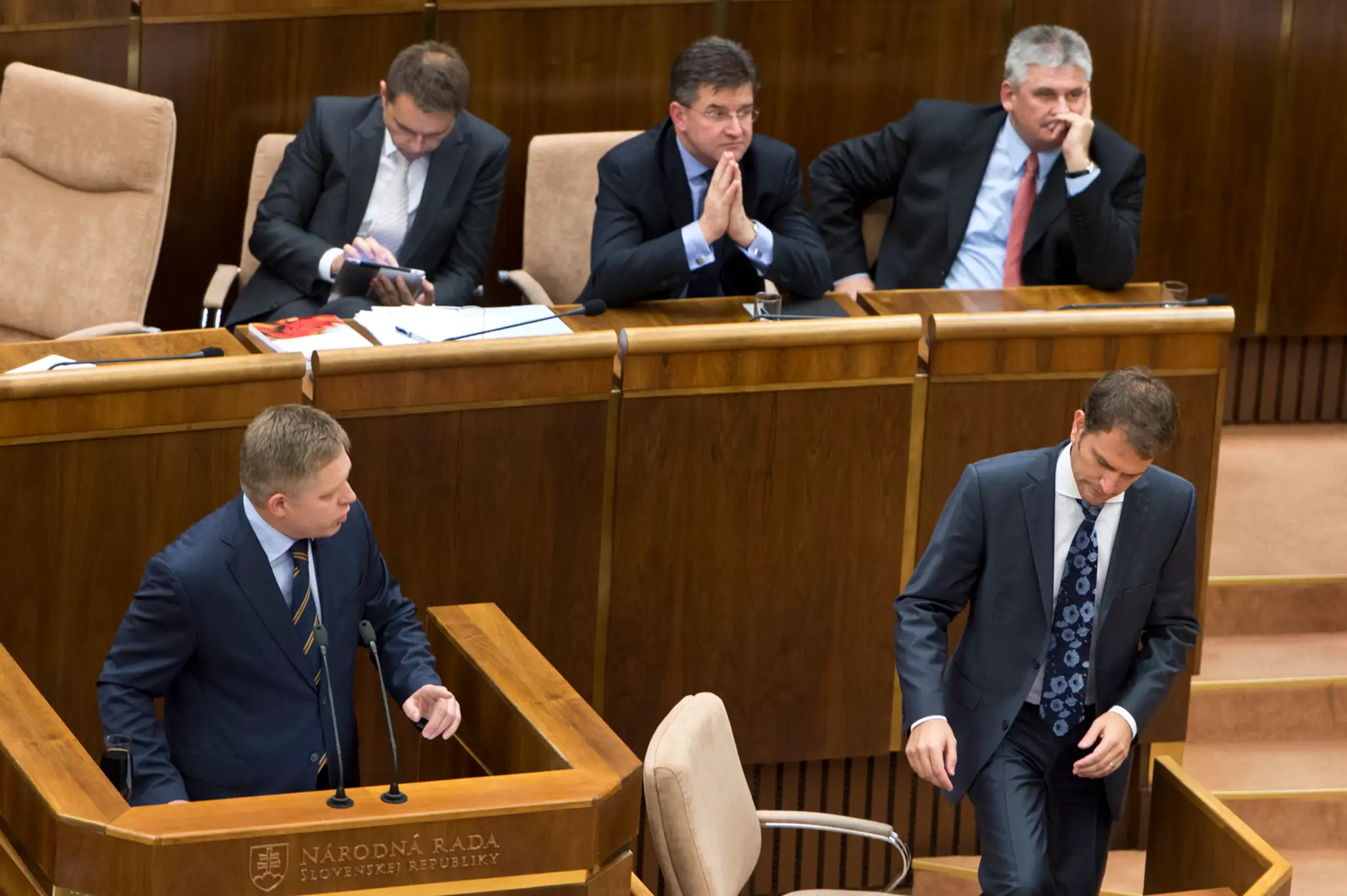Na snímke v popredí vľavo predseda vlády SR Robert Fico a vpravo poslanec NR SR Igor Matovič (OĽaNO).