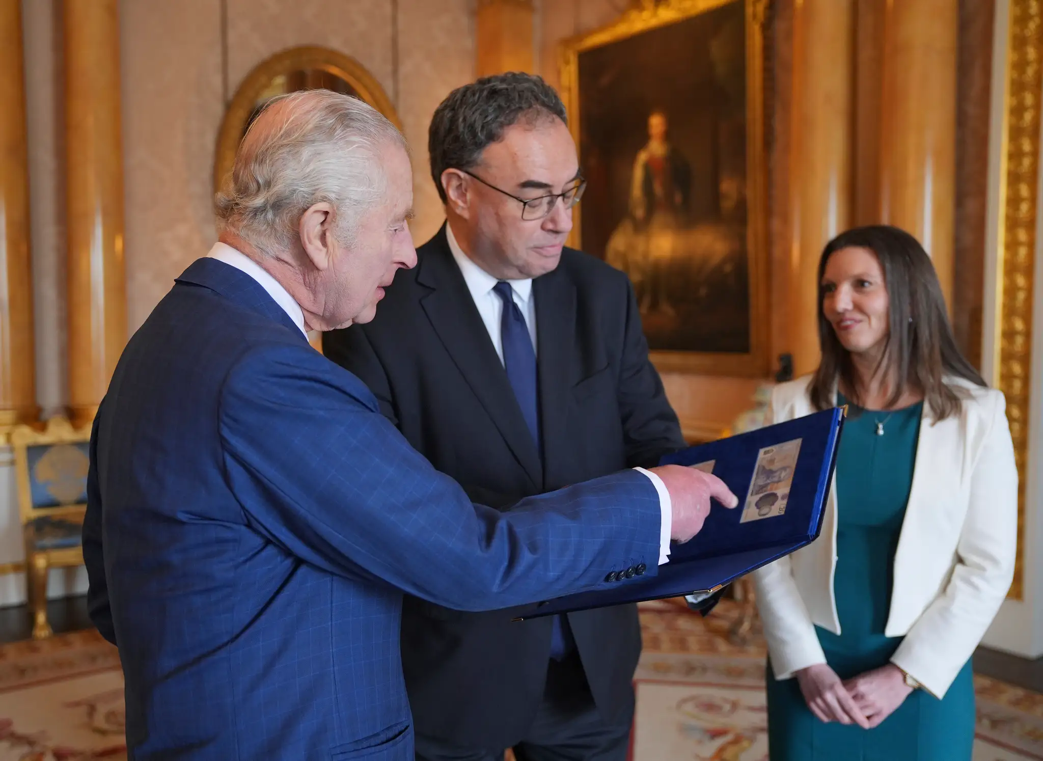 Britský kráľ si prezrel prvé bankovky so svojím portrétom