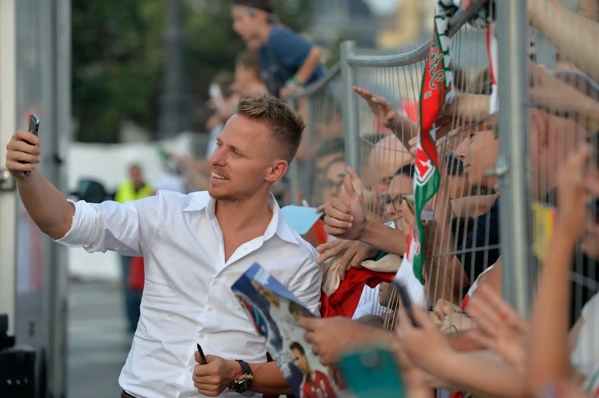 Kapitán maďarskej futbalovej reprezentácie Balázs Dzsudzsák sa fotí s fanúšikmi.