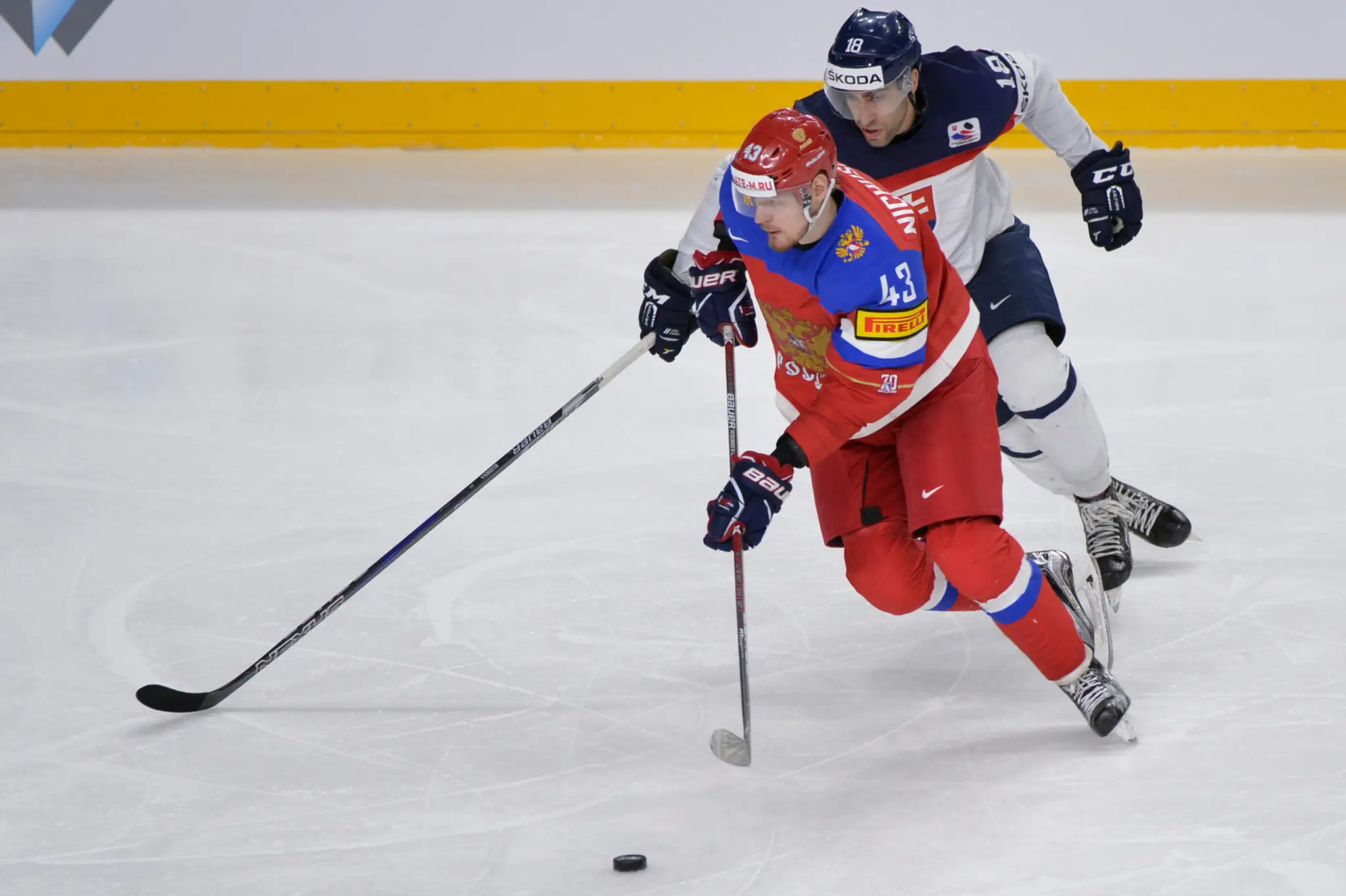 Andrej Kudrna (vpravo) stíha Rusa Valerija Ničuškina v dueli MS 2017.