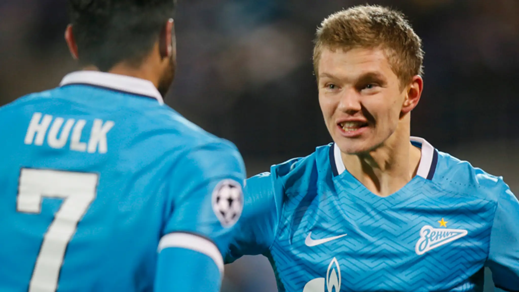Hráč Zenitu Oleg Šatov (vpravo) oslavuje gól so spoluhráčom Hulkom.