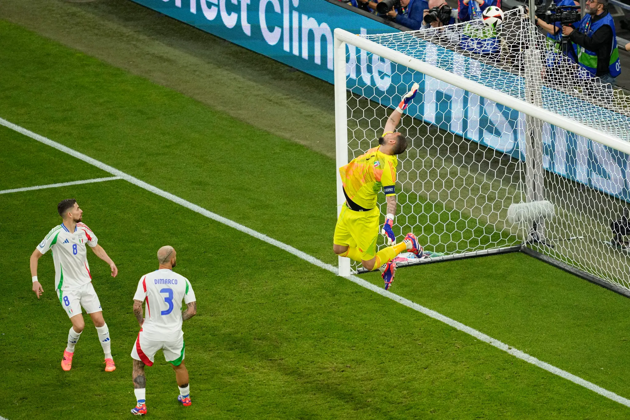 Gianluigi Donnarumma zasahuje proti Pedriho hlavičke.