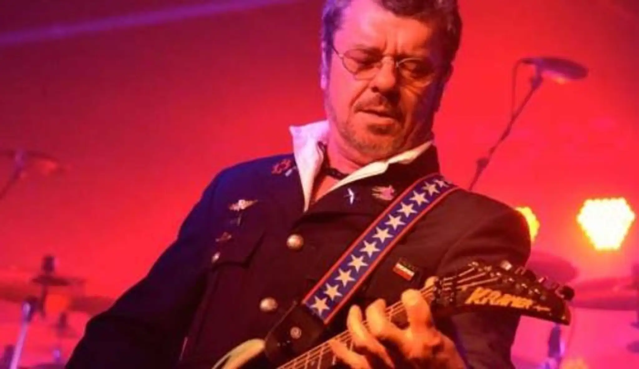 Gitarista rockovej skupiny INXS Tim Farriss prišiel o prst na ruke.