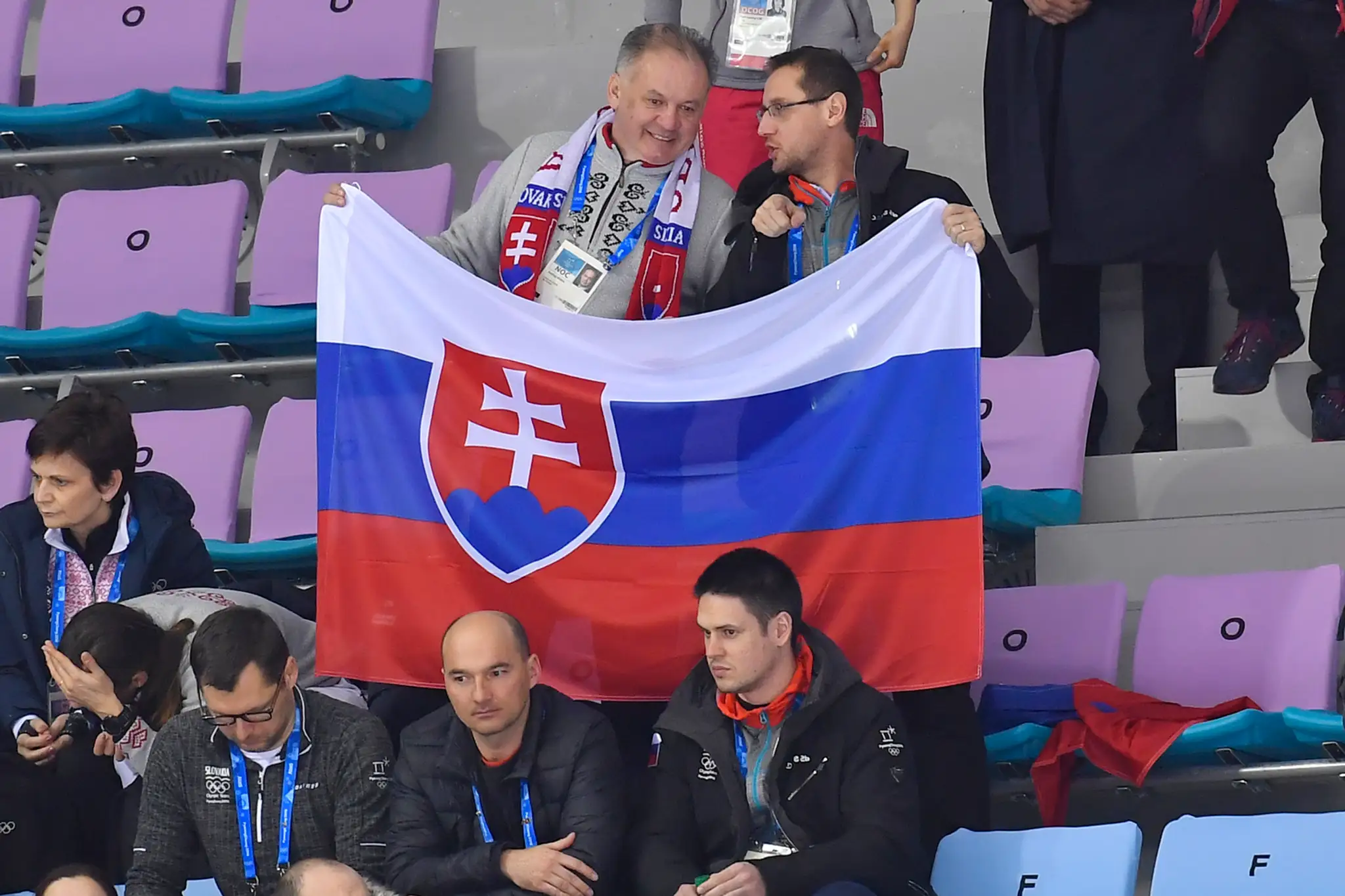 Martin Bakoš (dole) oslavuje gól s Michalom Čajkovským v dueli proti Olympionikov z Ruska na ZOH 2018.