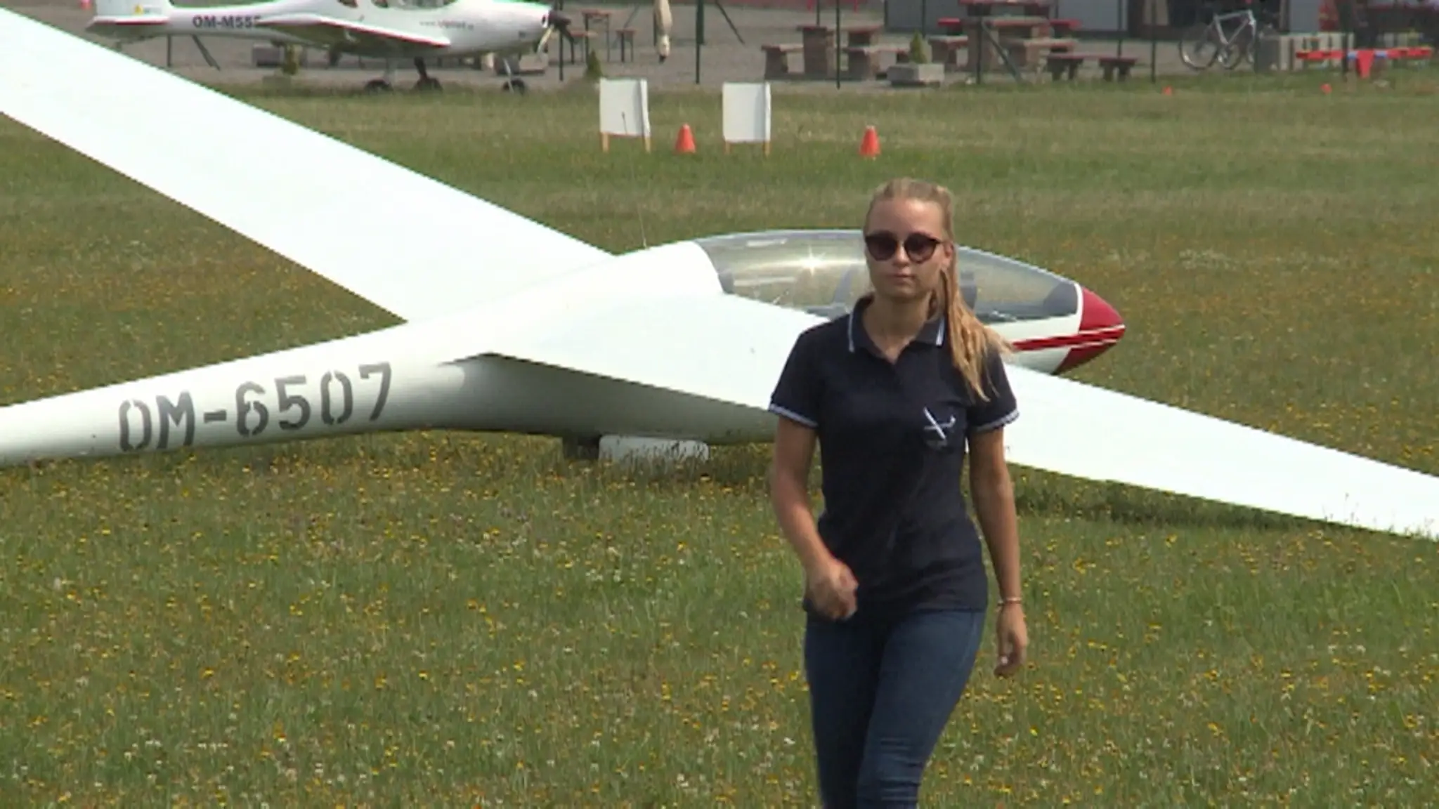 Mladá pilotka Viktória.