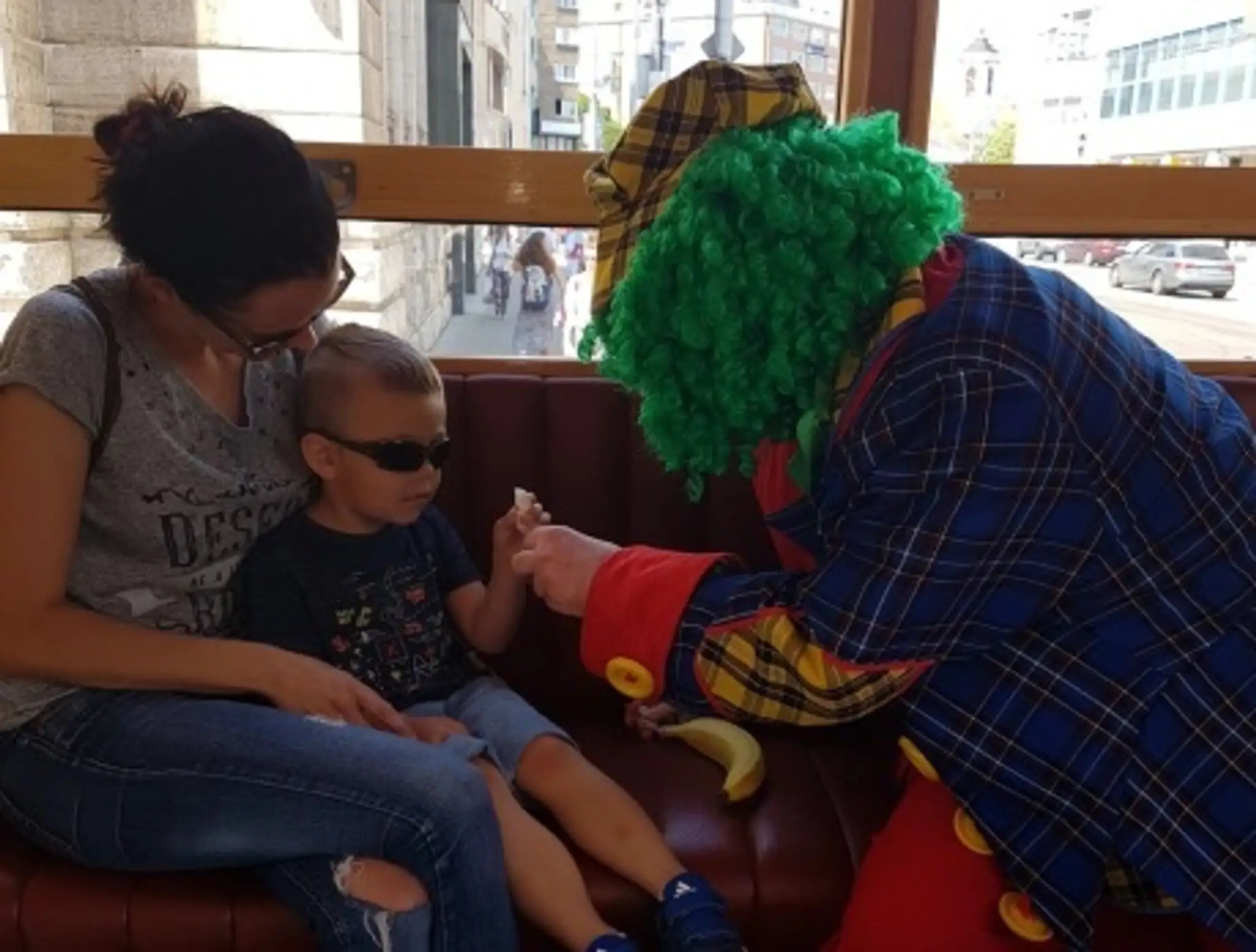 Kluan v električke rozdáva prekvapenie.