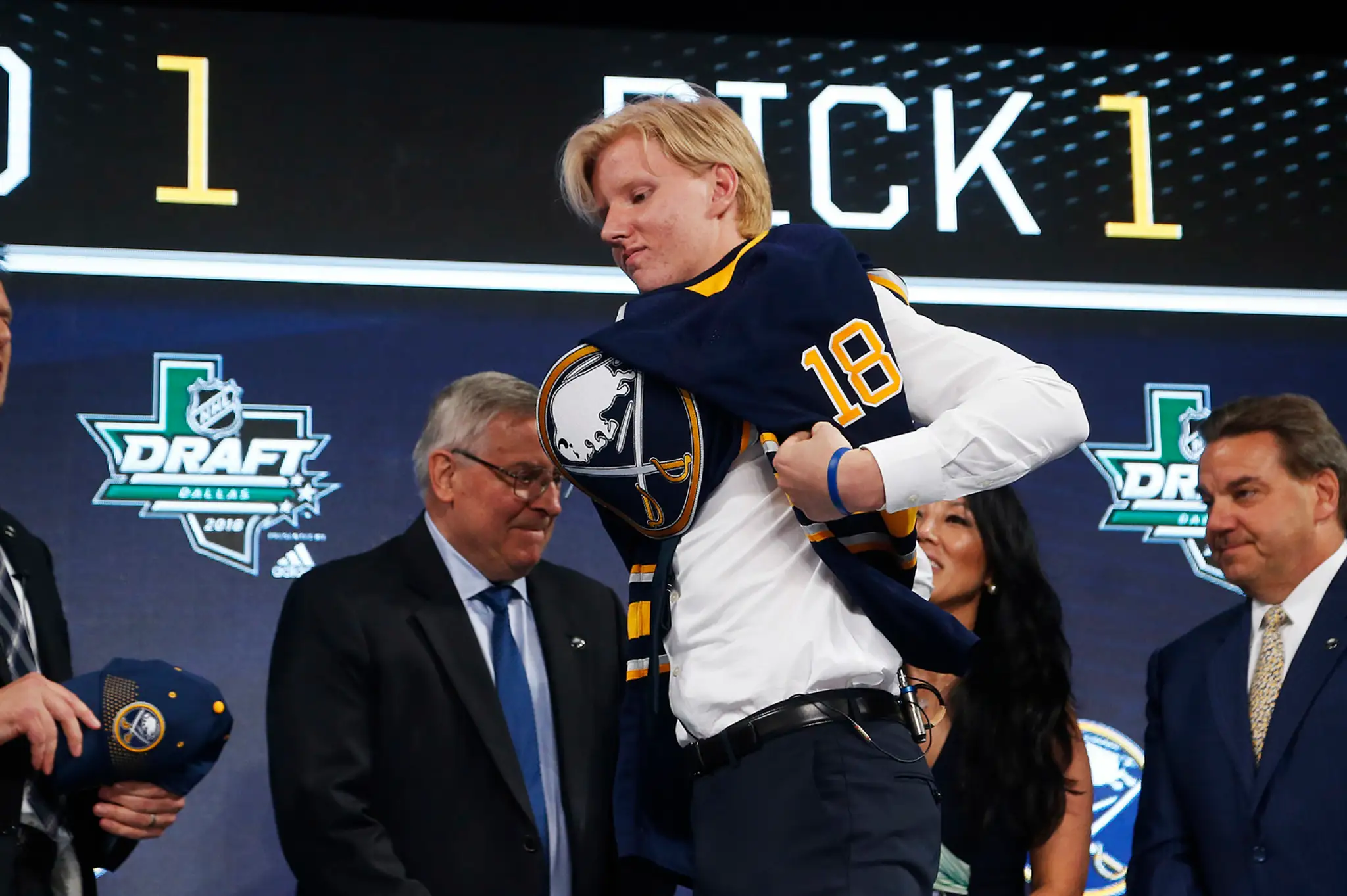 Jednotkou draftu  NHL sa stal švédsky obranca Rasmus Dahlin.