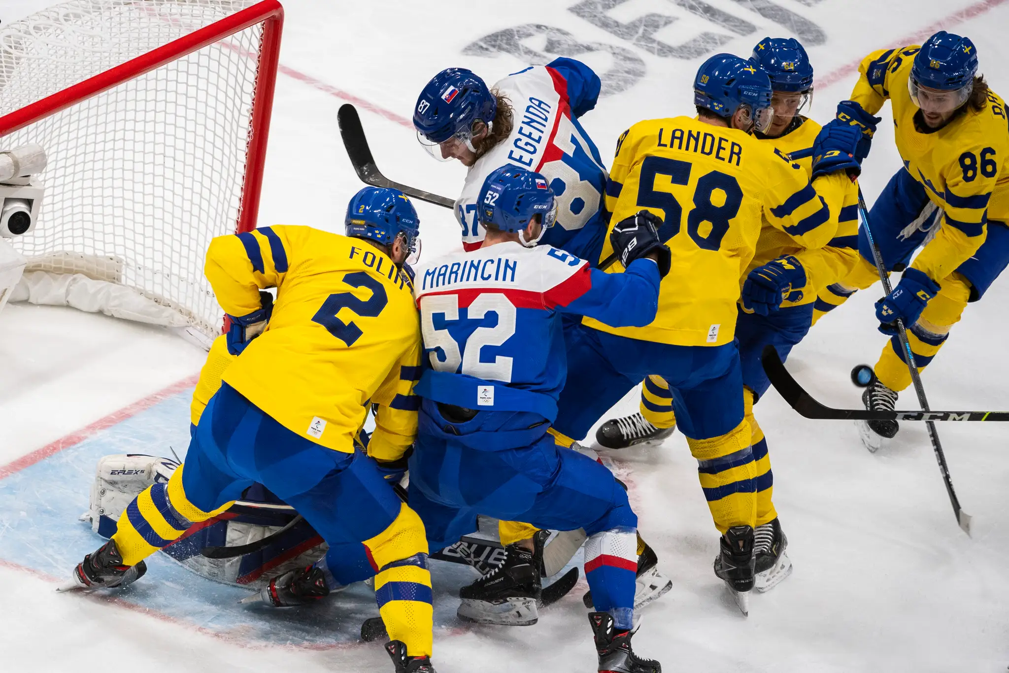 Na snímke zľava hráč Švédska Christian Folin, hokejisti Slovenska Martin Marinčin, Pavol Regenda, hráči Švédska Anton Lander, Jonathan Pudas a Mathias Bromé.