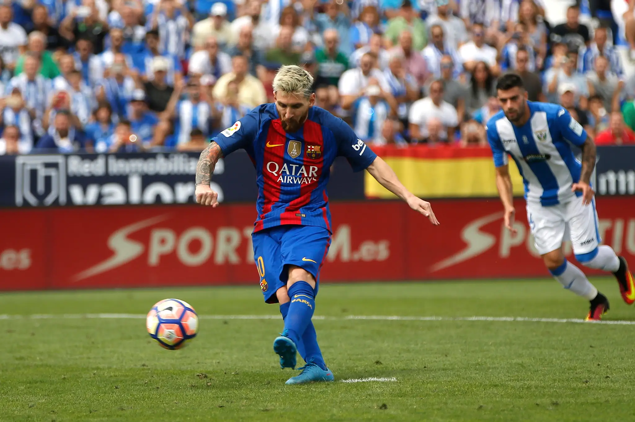 Lionel Mess premieňa pokutový kop.