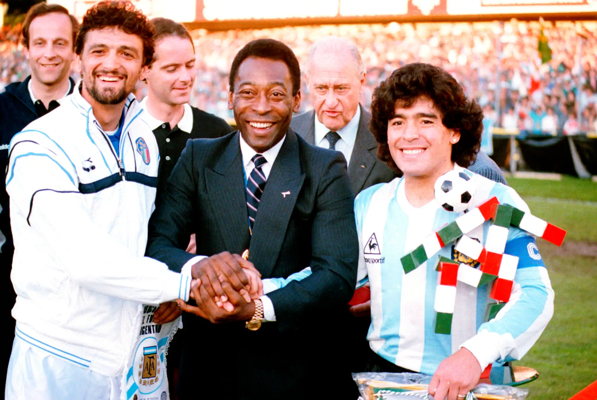 Na archívnej snímke z 25. júna 1984 Diego Maradona trénuje so svojím novým tímom Neapolom.