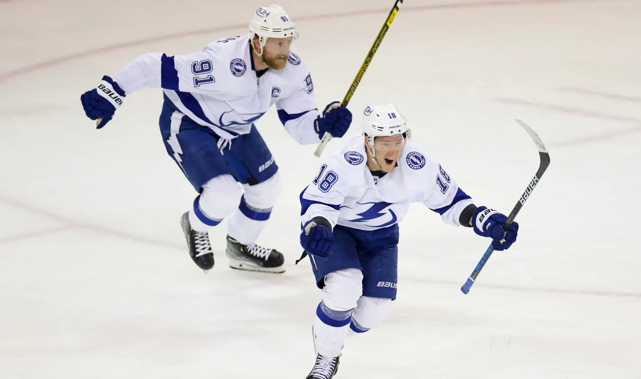 Hokejisti Tampy Ondřej Palát (v popredí) a kapitán Steven Stamkos sa tešia po strelení gólu.