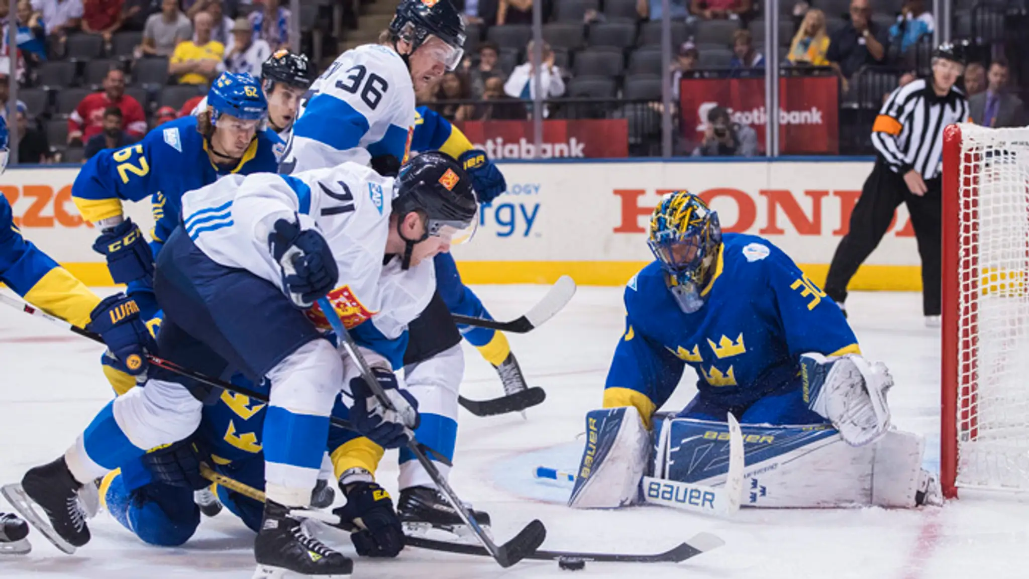 Henrik Lundqvist (Švédsko) a vľavo Leo Komarov (Fínsko).