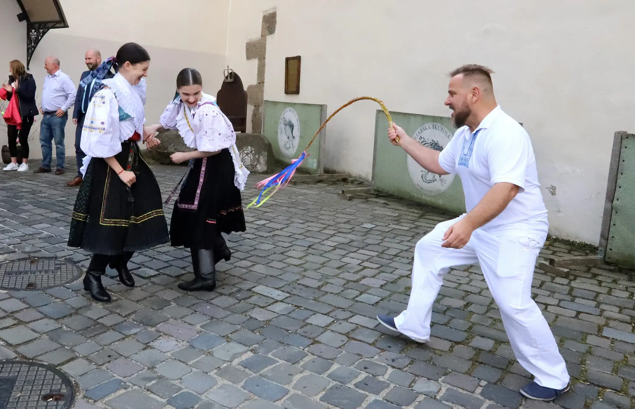 Členovia folklórneho súboru Podpoľanec z Detvy predvádzajú tradičnú veľkonočnú oblievačku na Vígľašskom zámku.