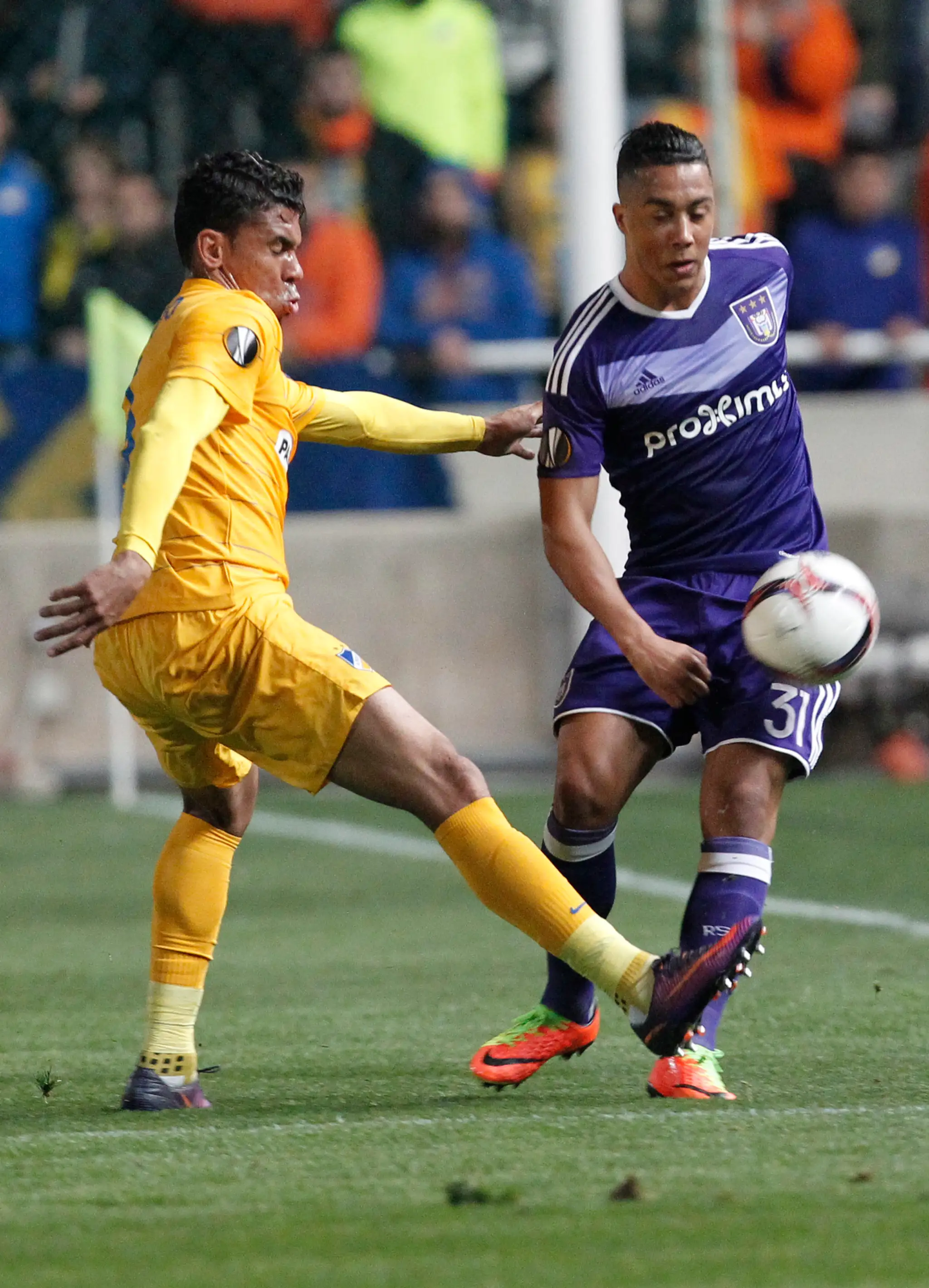 Igor De Camargo (vľavo) z APOELu v súboji proti Yourimu Tielemansovi z Anderlechtu v osemfinále EL.