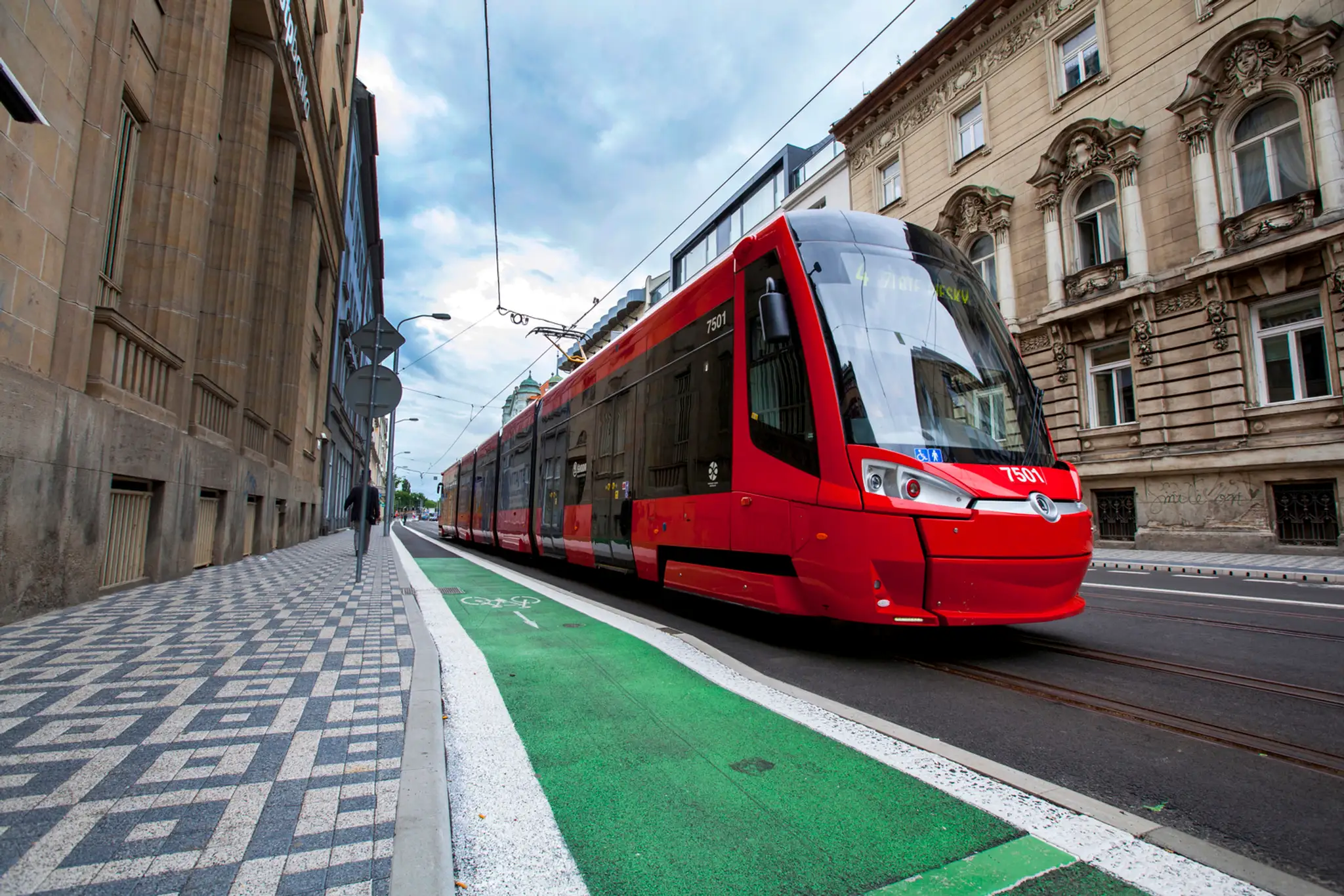 Električka prechádza po Štúrovej ulici po slávnostnom otvorení zrekonštruovanej trate v Bratislave. (ilustračné foto)