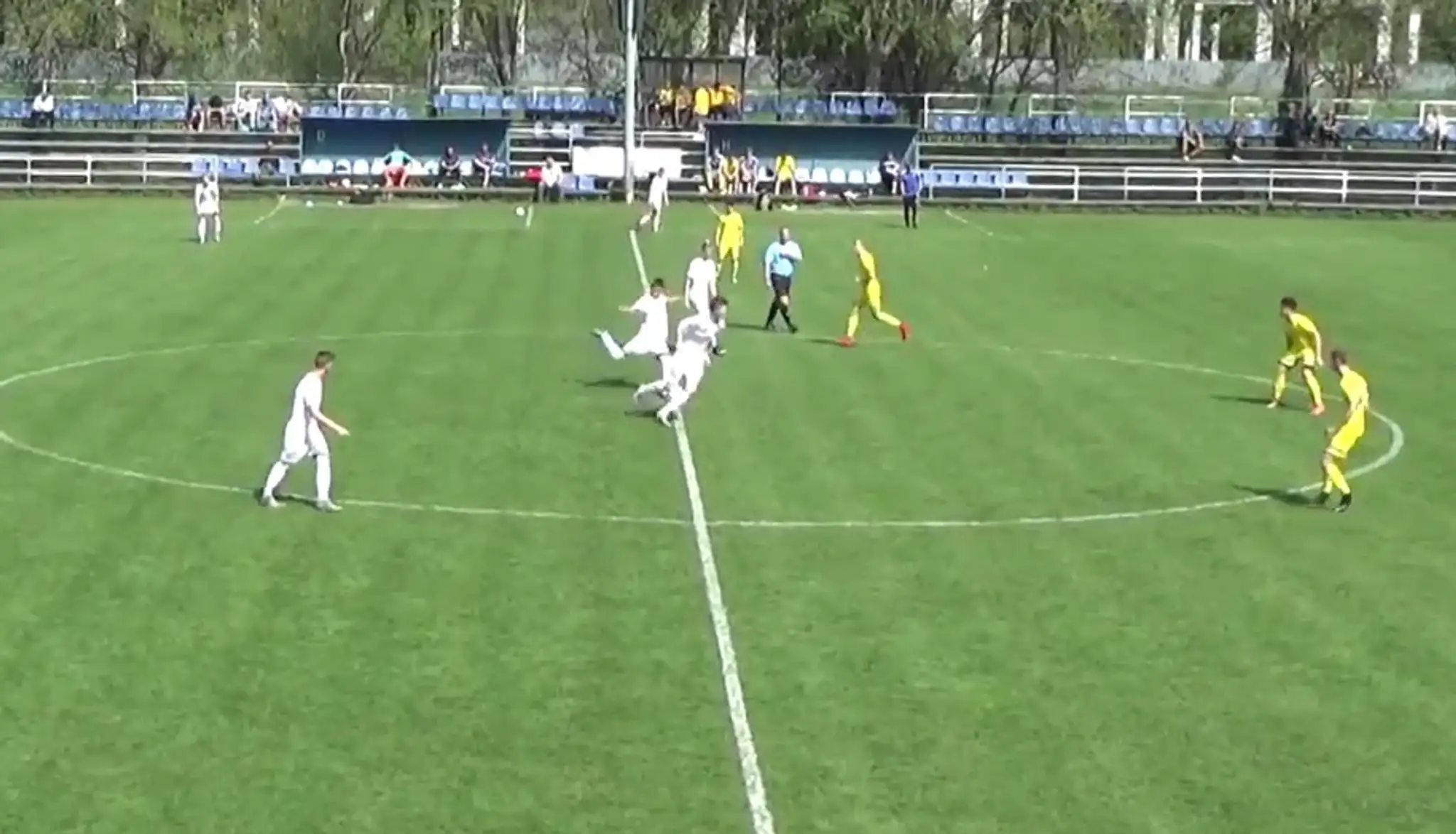 Mário Baláž (FC Nitra) napriahol zo stredového kruhu a  prekvapil brankára Michaloviec.