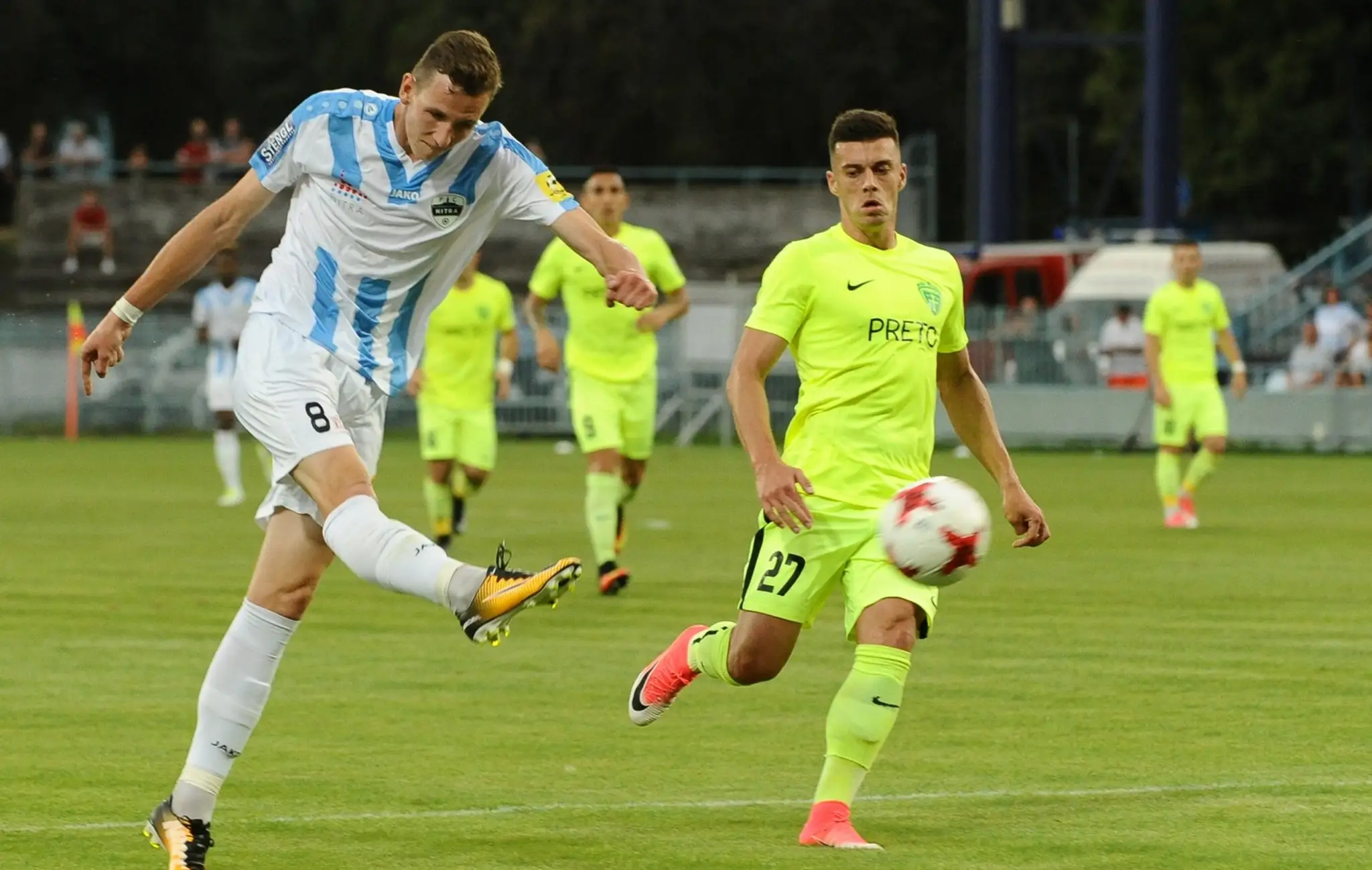 Filip Balaj z Nitry (vľavo) strieľa úvodný gól 