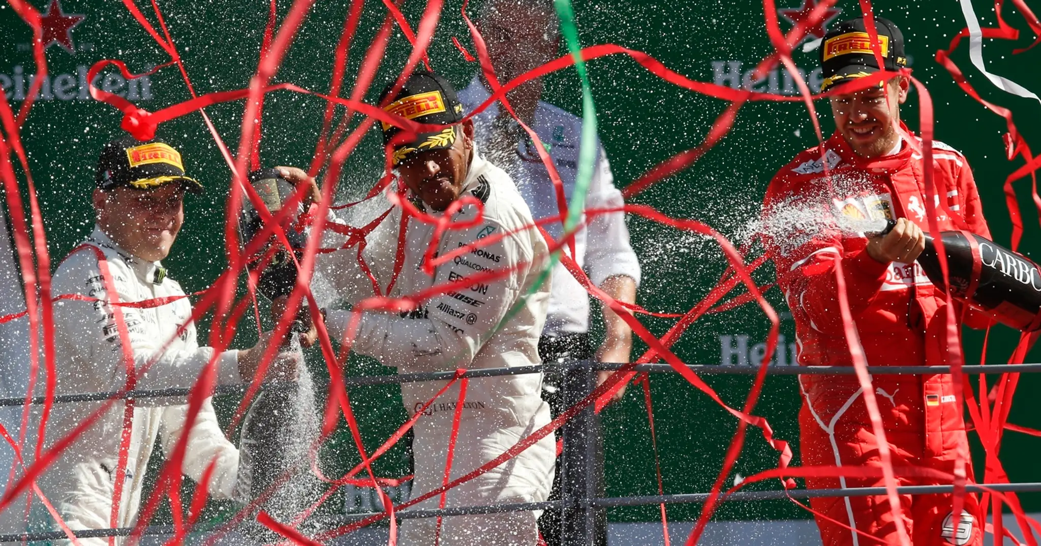 Zľava Valtteri Bottas, Lewis Hamilton a Sebastian Vettel na stupňoch víťazov.