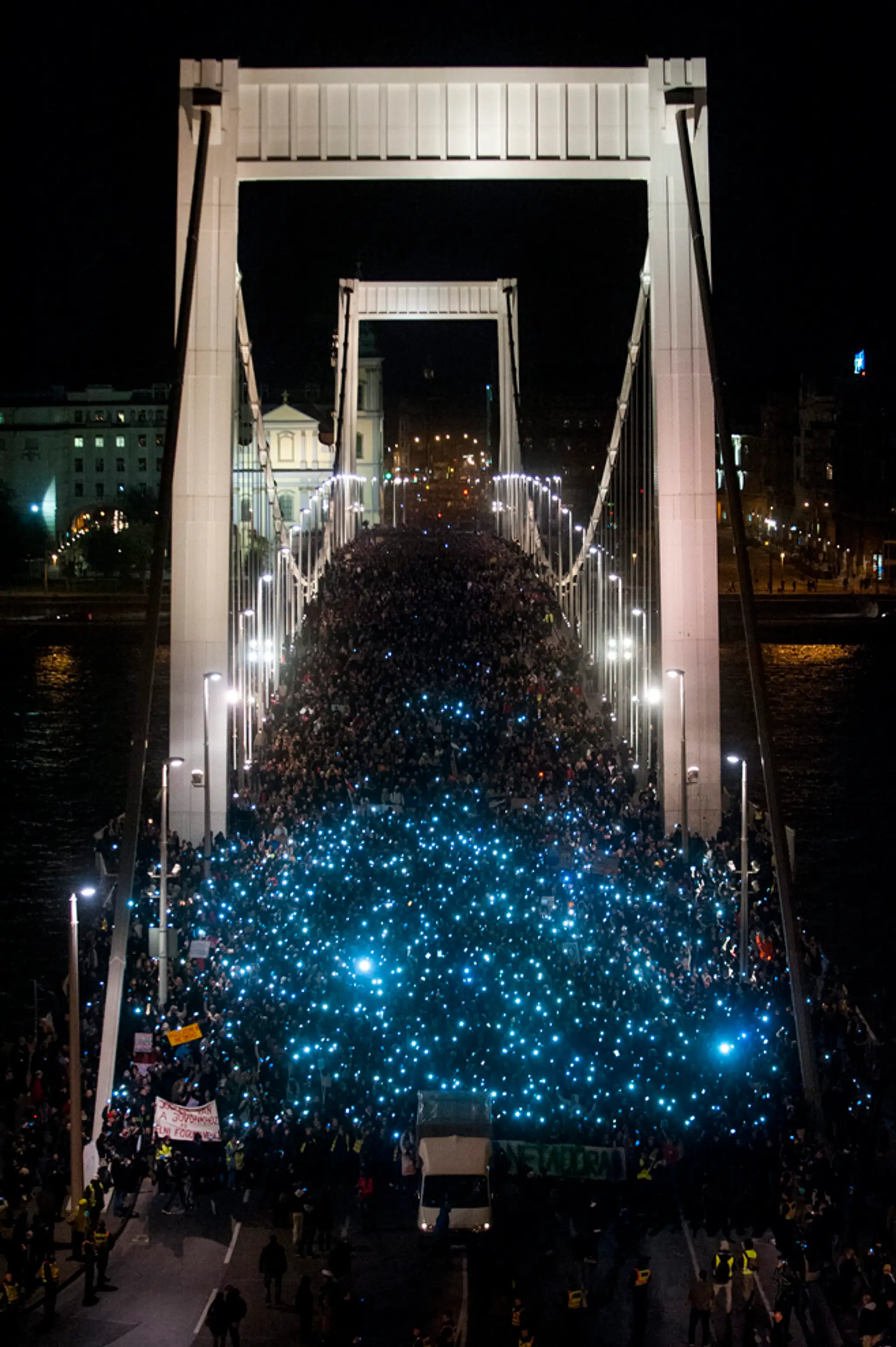Budapeštiansky most plný protestujúcich proti zdaneniu internetu, ktorí svoj názor dávali najavo zapnutými mobilmi.