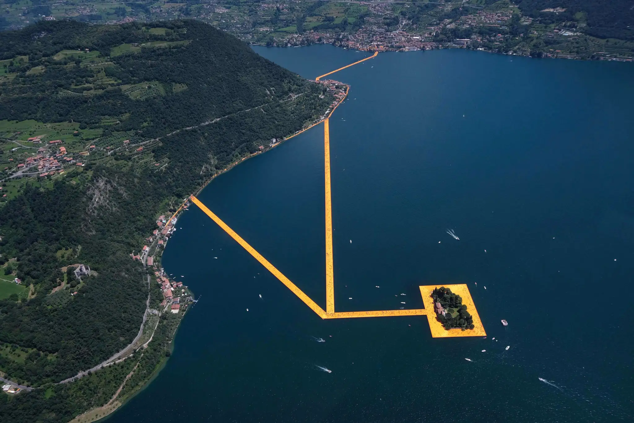 Plávajúce mólo na jazere Iseo v Taliansku.