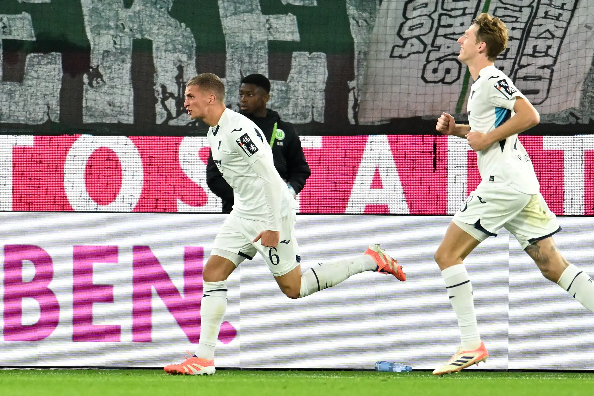 Hráč Grischa Prömel (vľavo) z Hoffenheimu sa raduje z gólu.